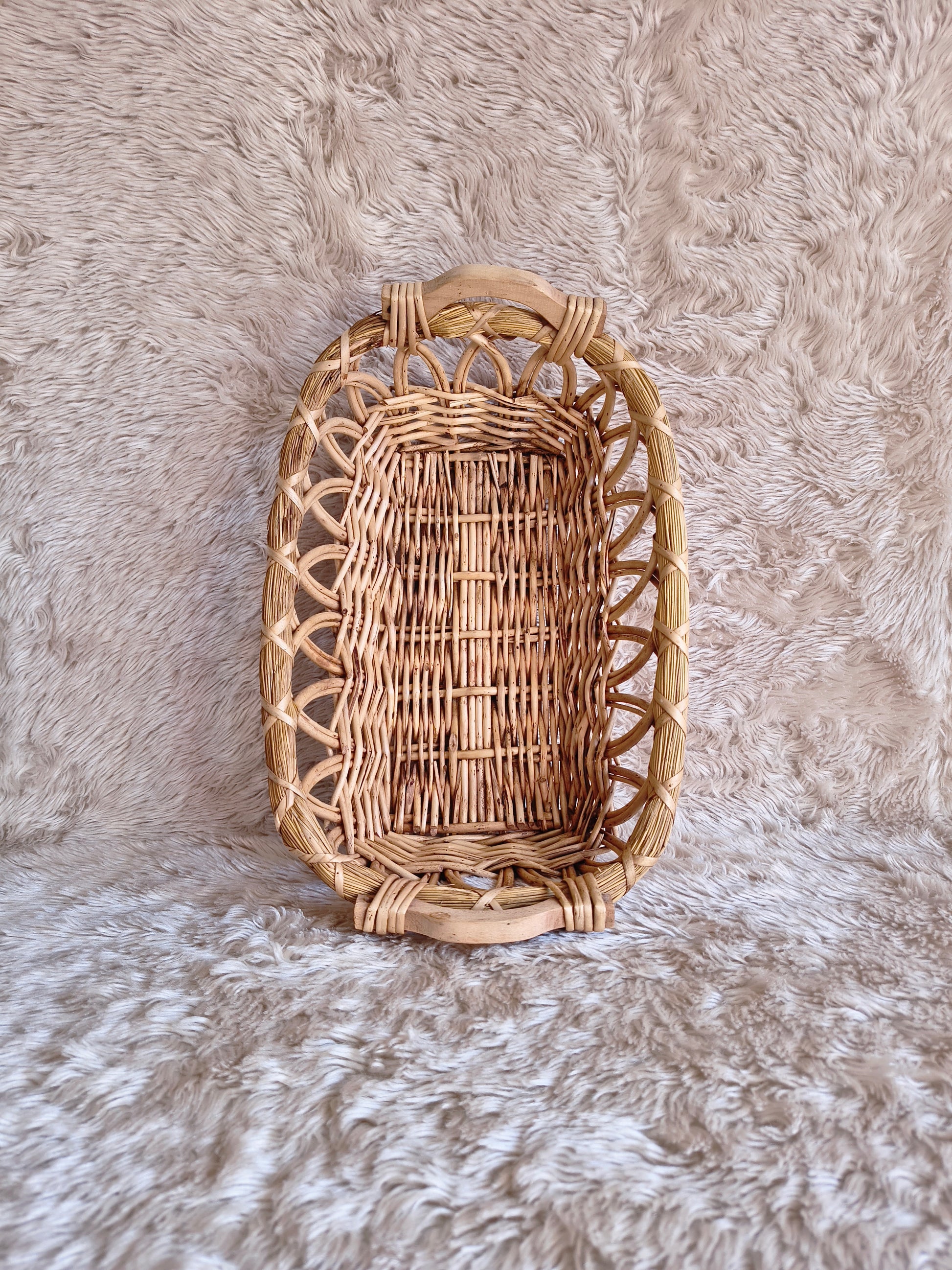 Panier en paille et rotin rustique clair