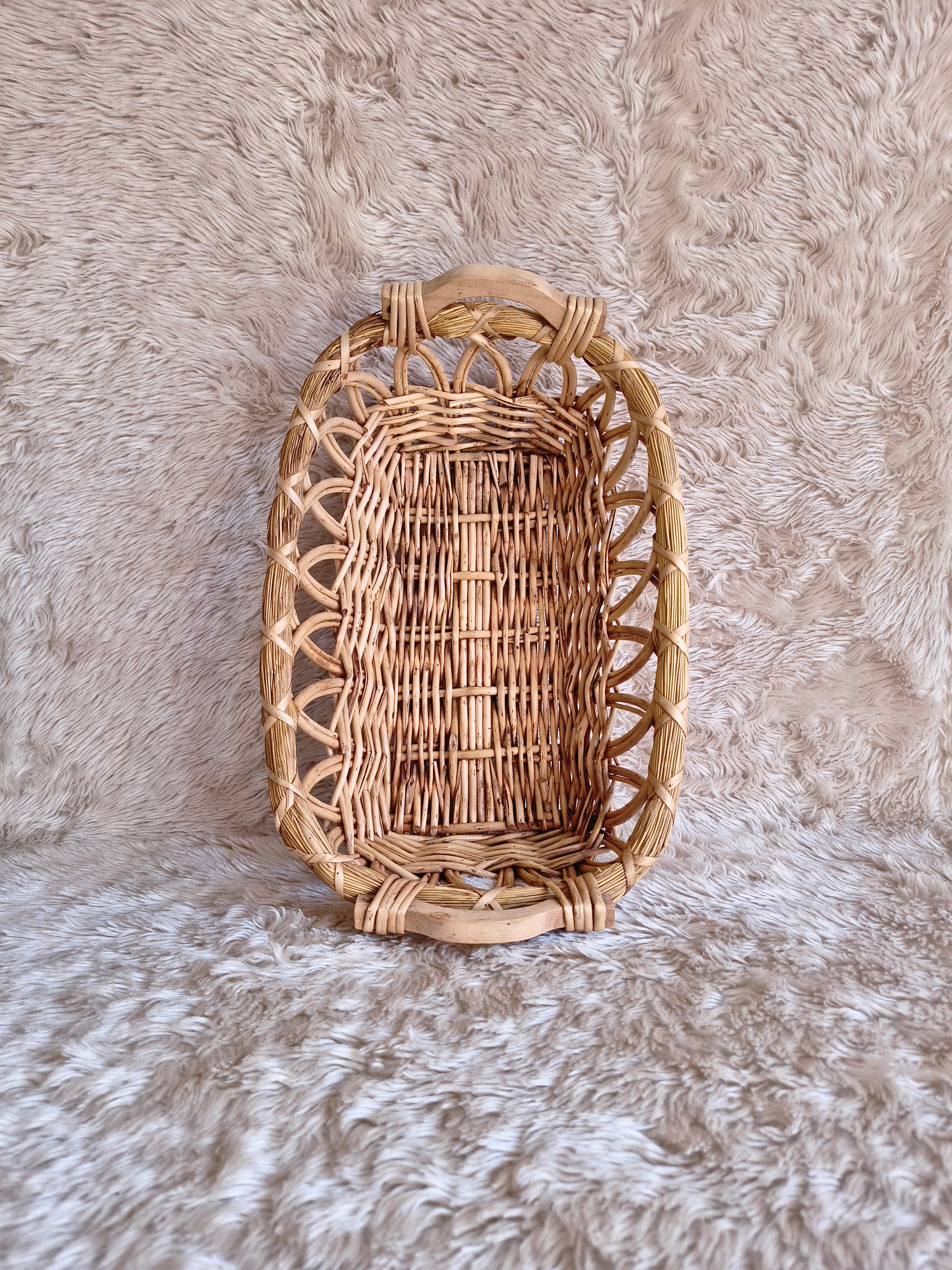 Panier en paille et rotin rustique clair