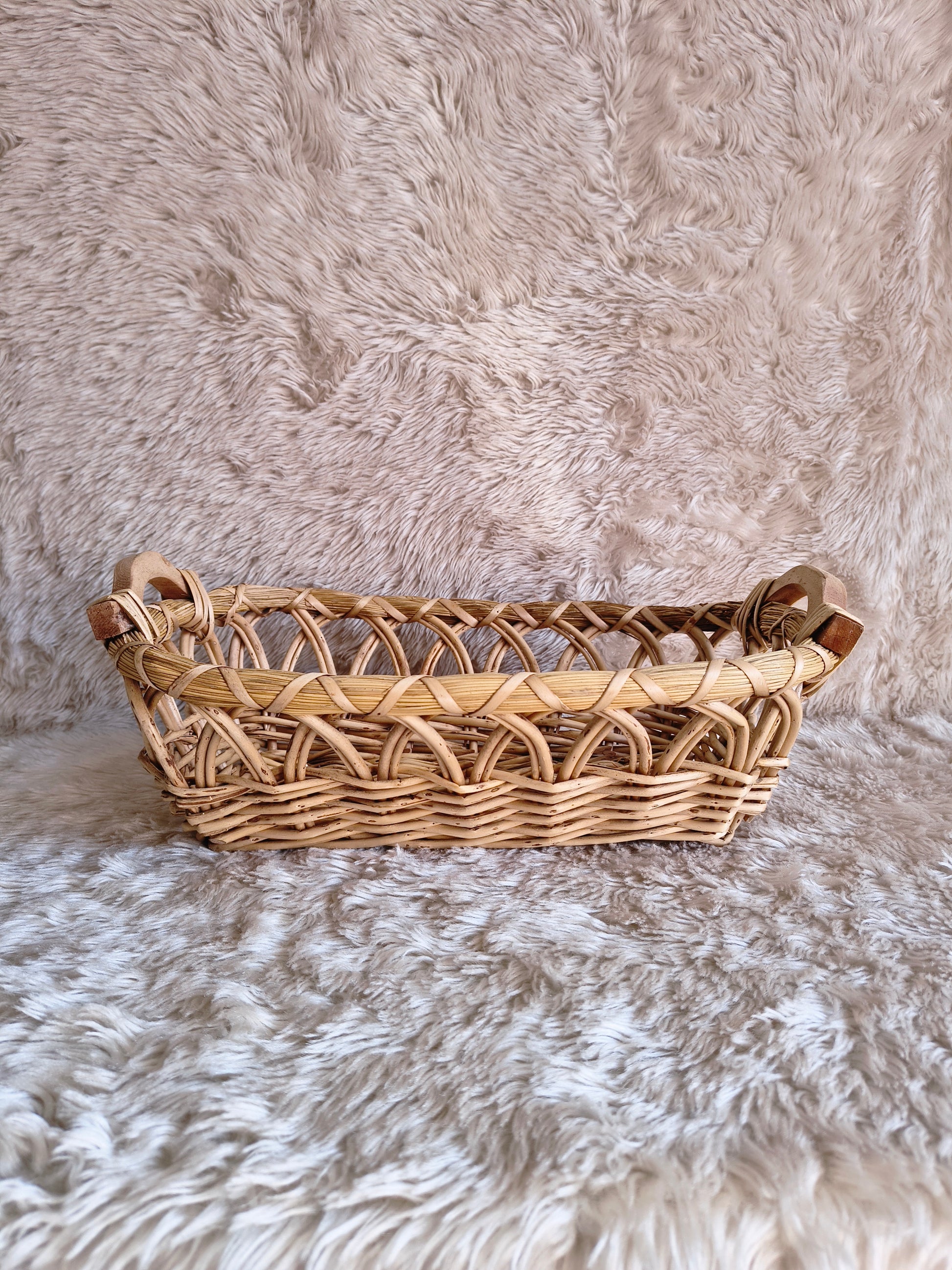 Panier en paille et rotin rustique clair