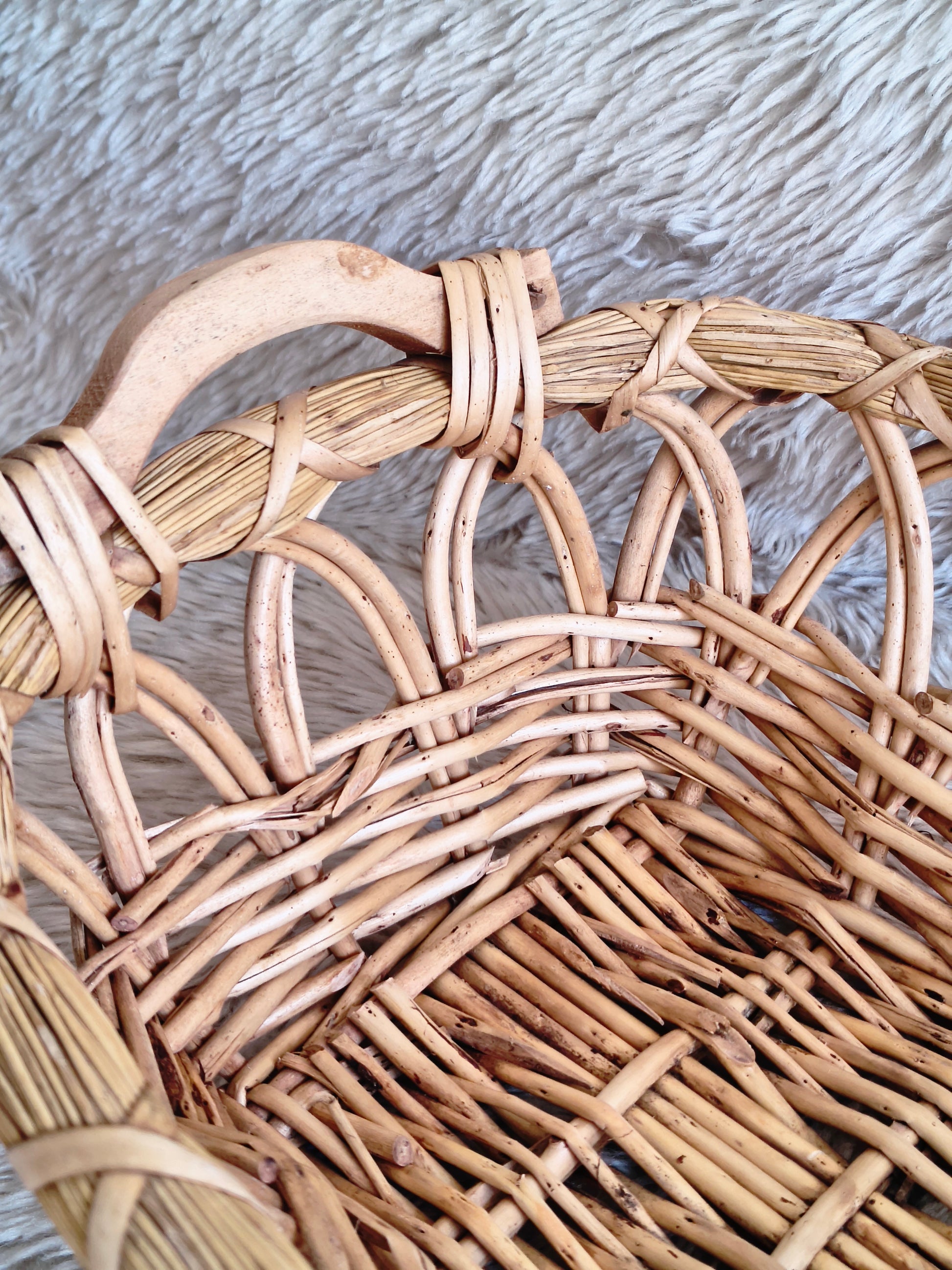 Panier en paille et rotin rustique clair