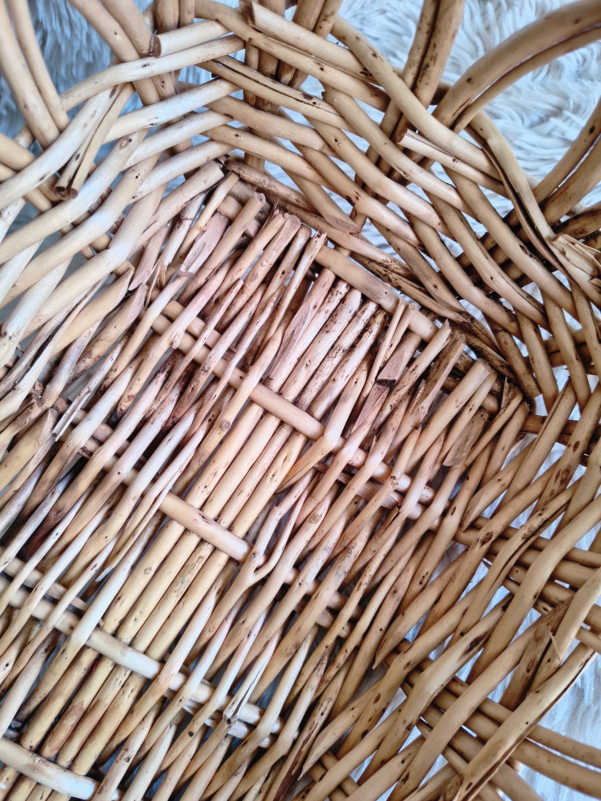 Panier en paille et rotin rustique clair