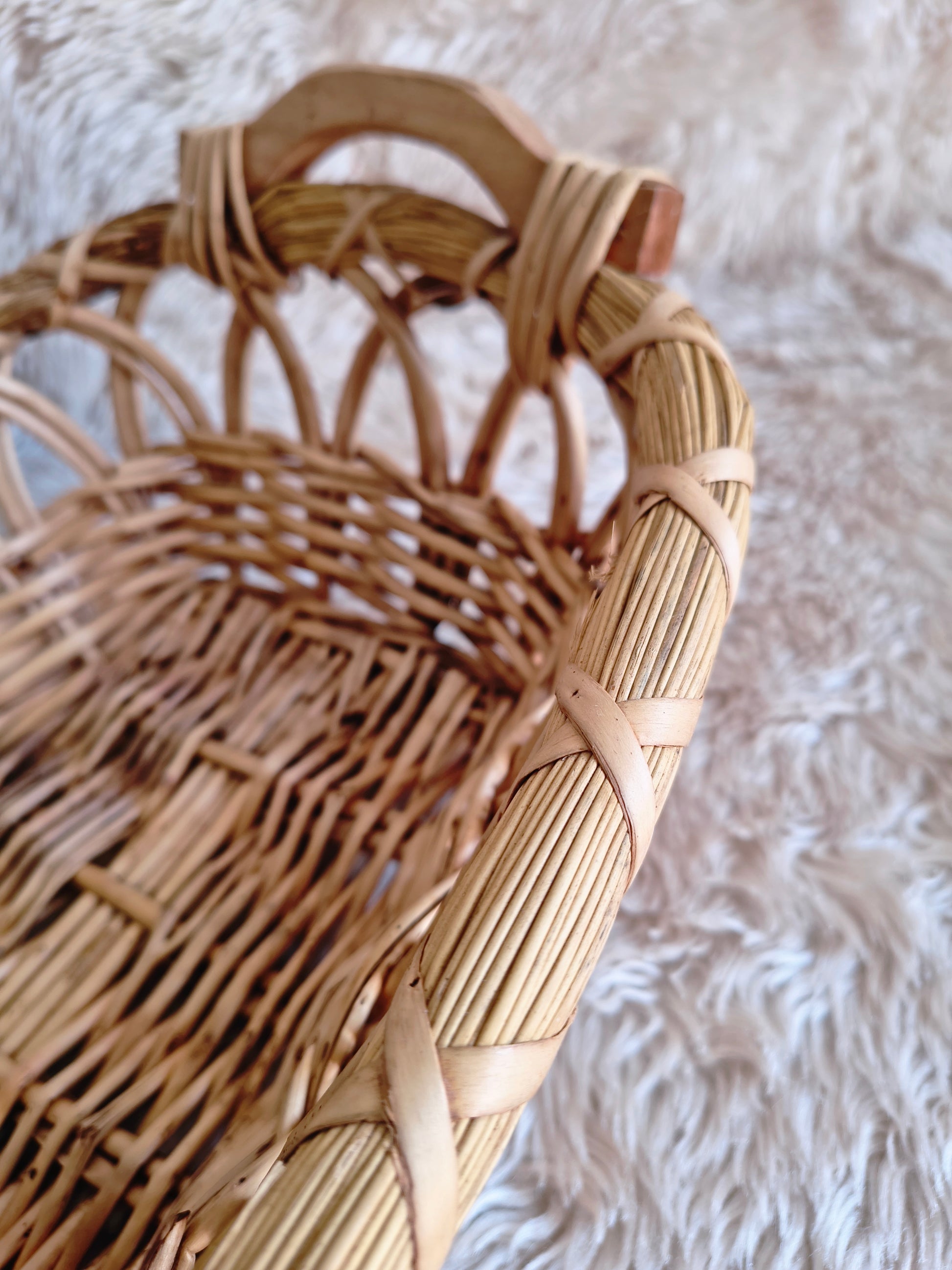 Panier en paille et rotin rustique clair