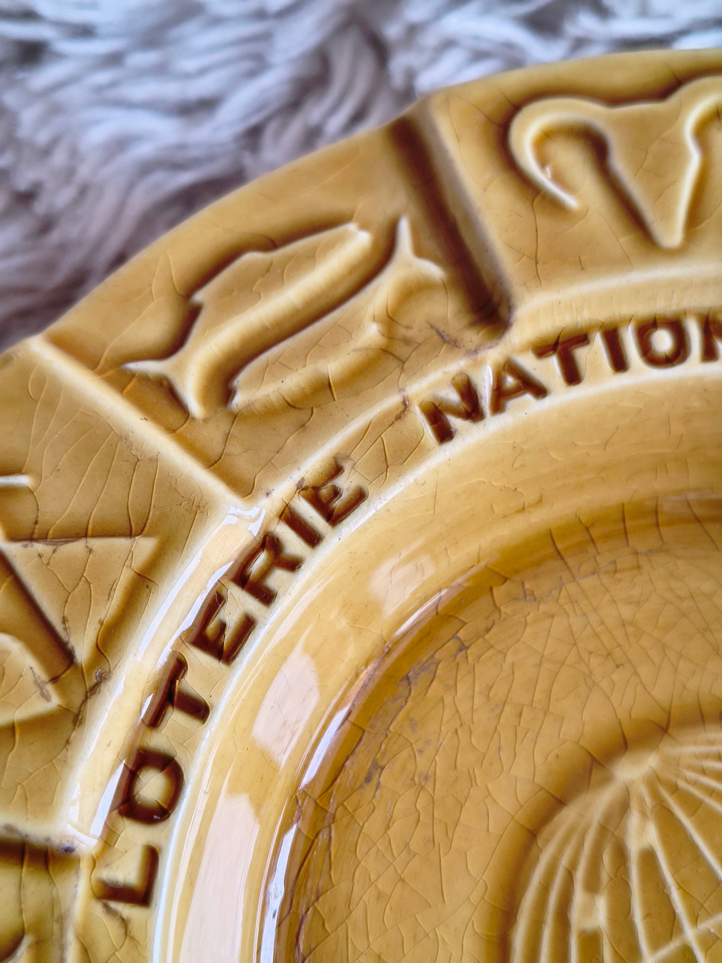 Cendrier vintage loterie nationnale signes astro jaune moutarde