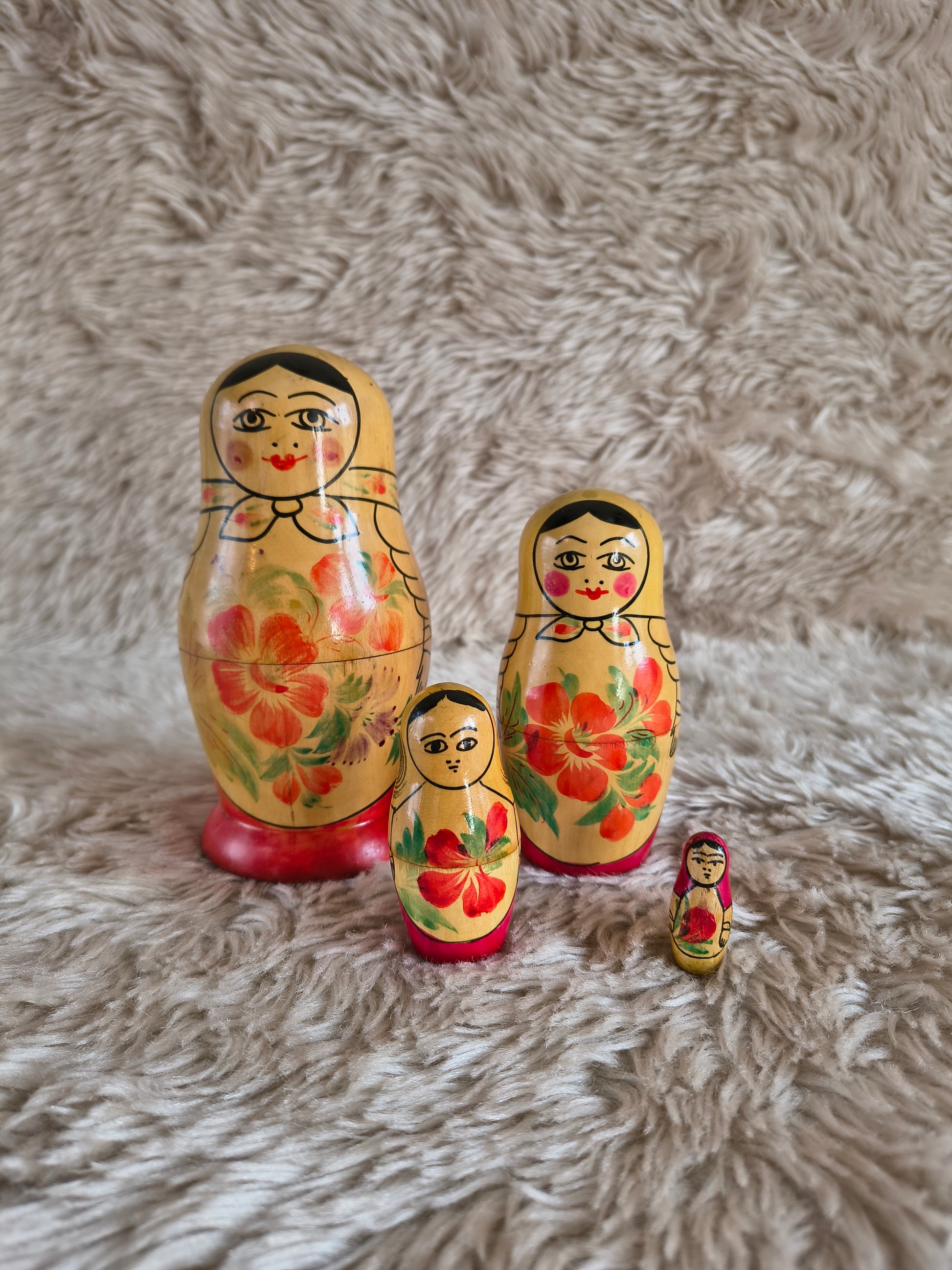 Matriochka / poupées russes originales en bois clair peint à la main