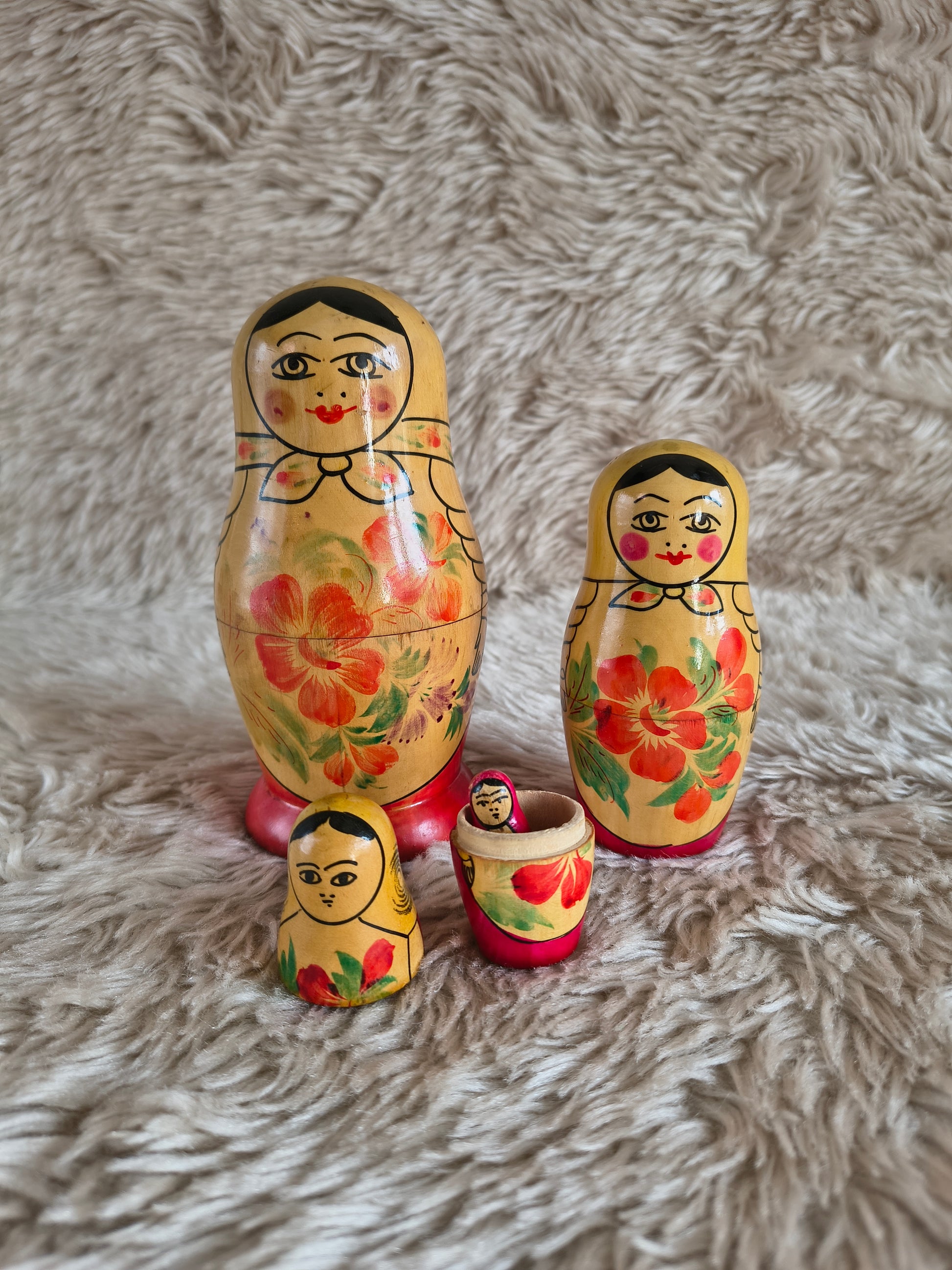 Matriochka / poupées russes originales en bois clair peint à la main
