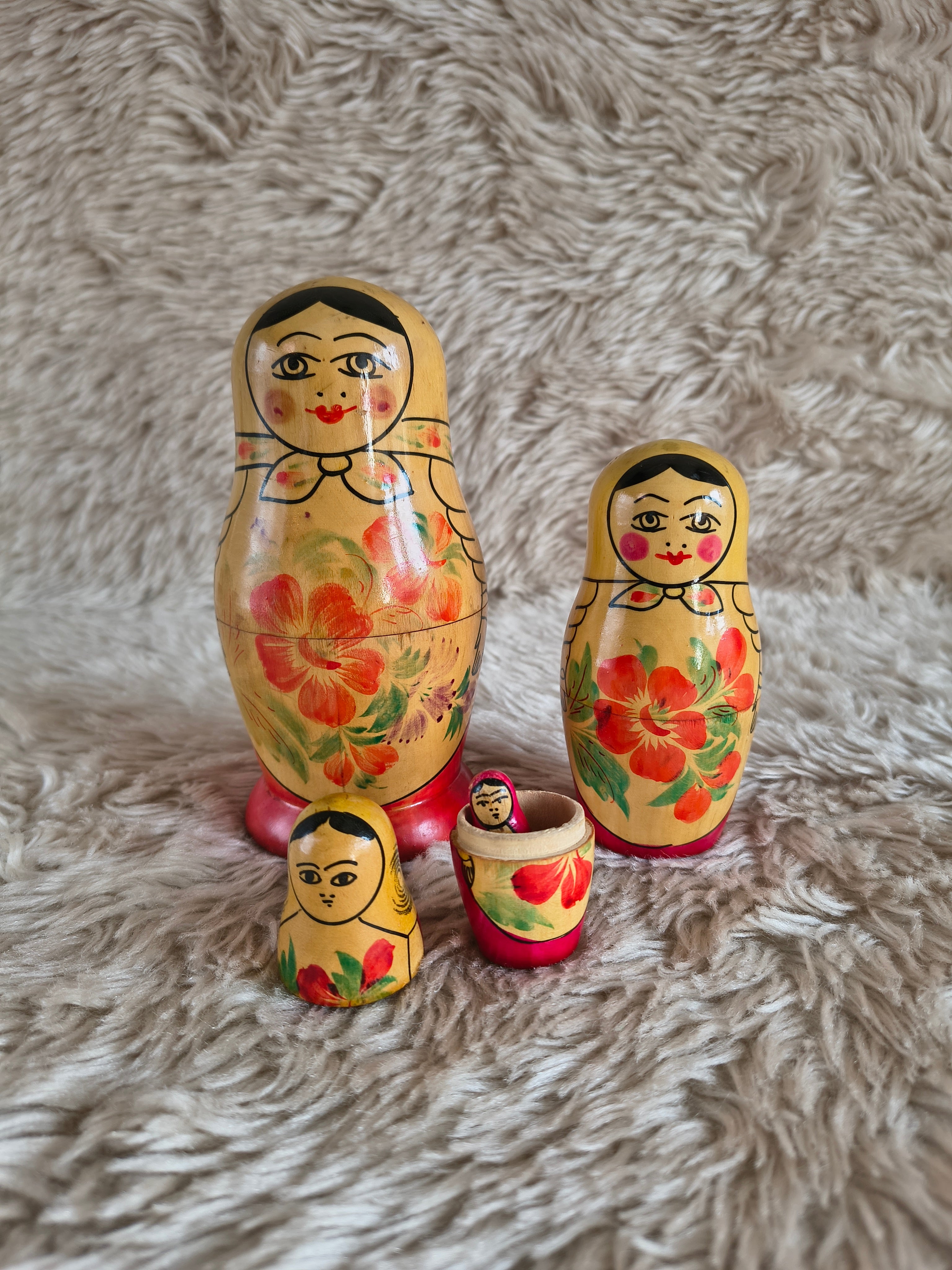Matriochka / poupées russes originales en bois clair peint à la main