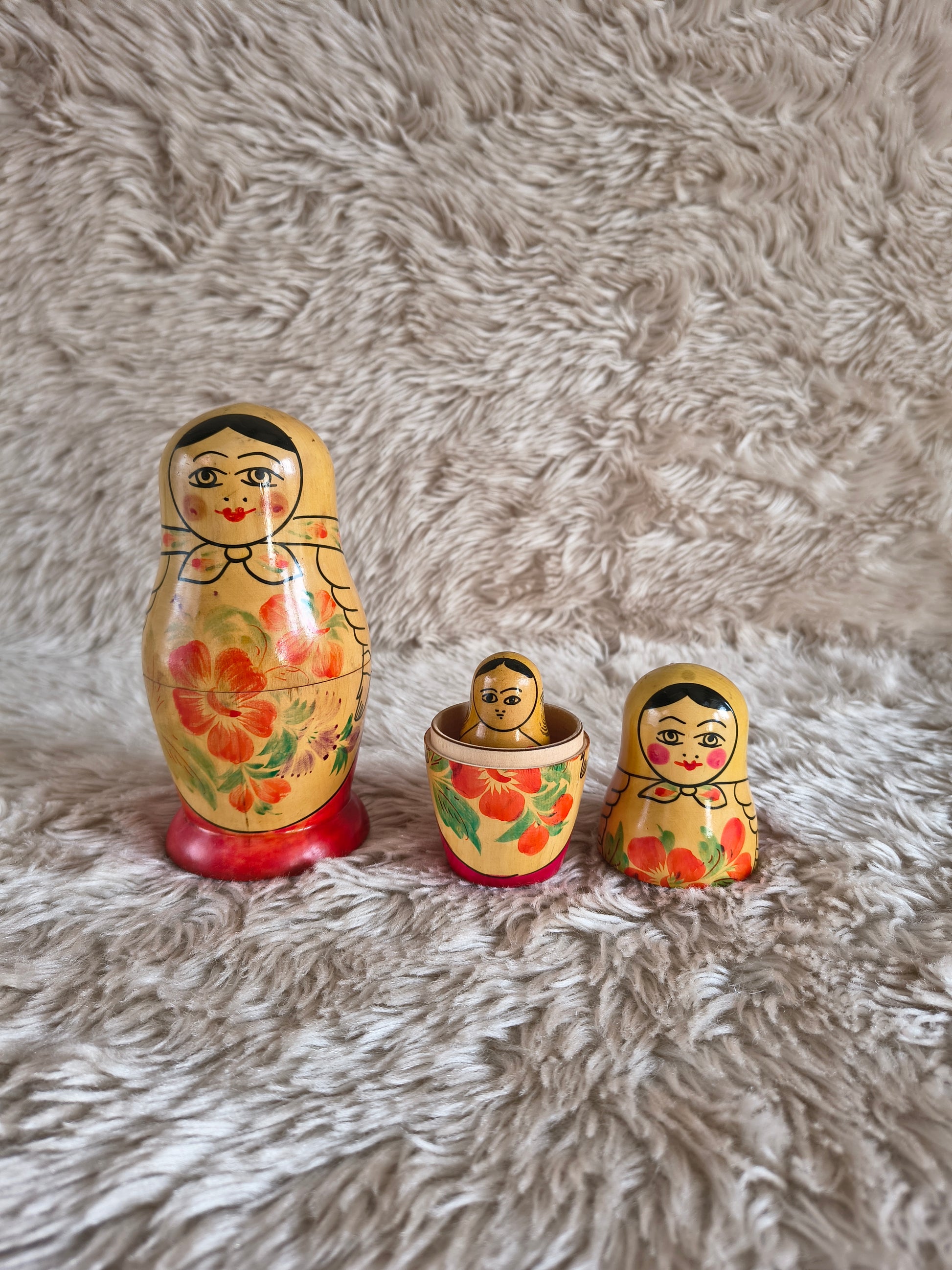Matriochka / poupées russes originales en bois clair peint à la main