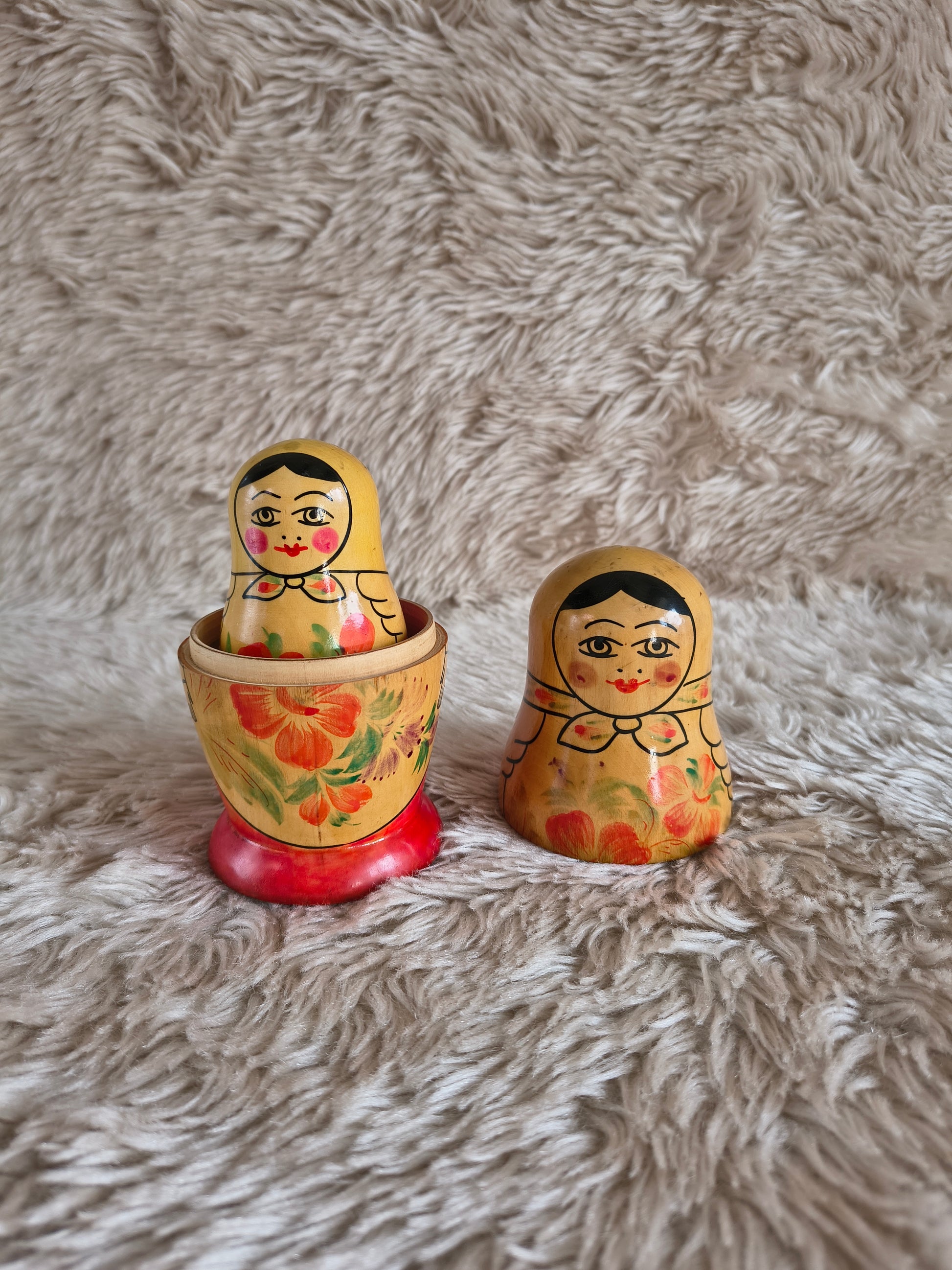 Matriochka / poupées russes originales en bois clair peint à la main