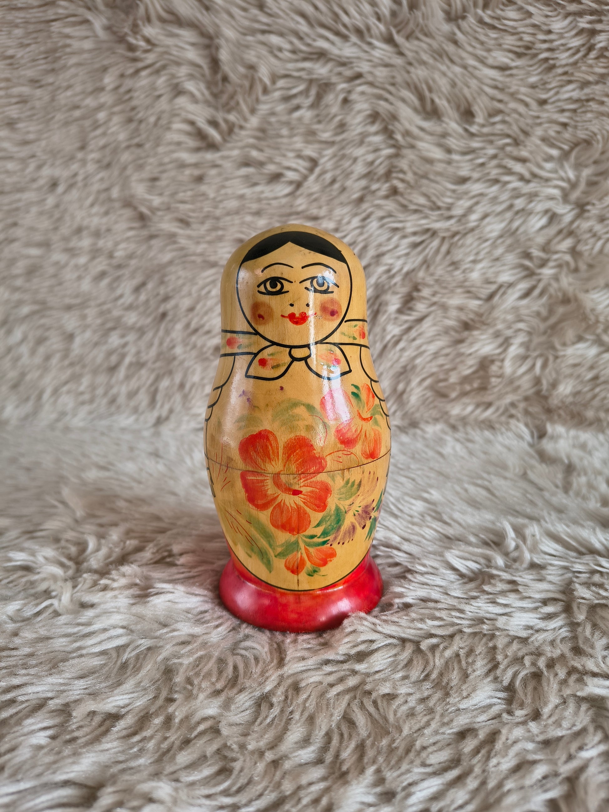 Matriochka / poupées russes originales en bois clair peint à la main