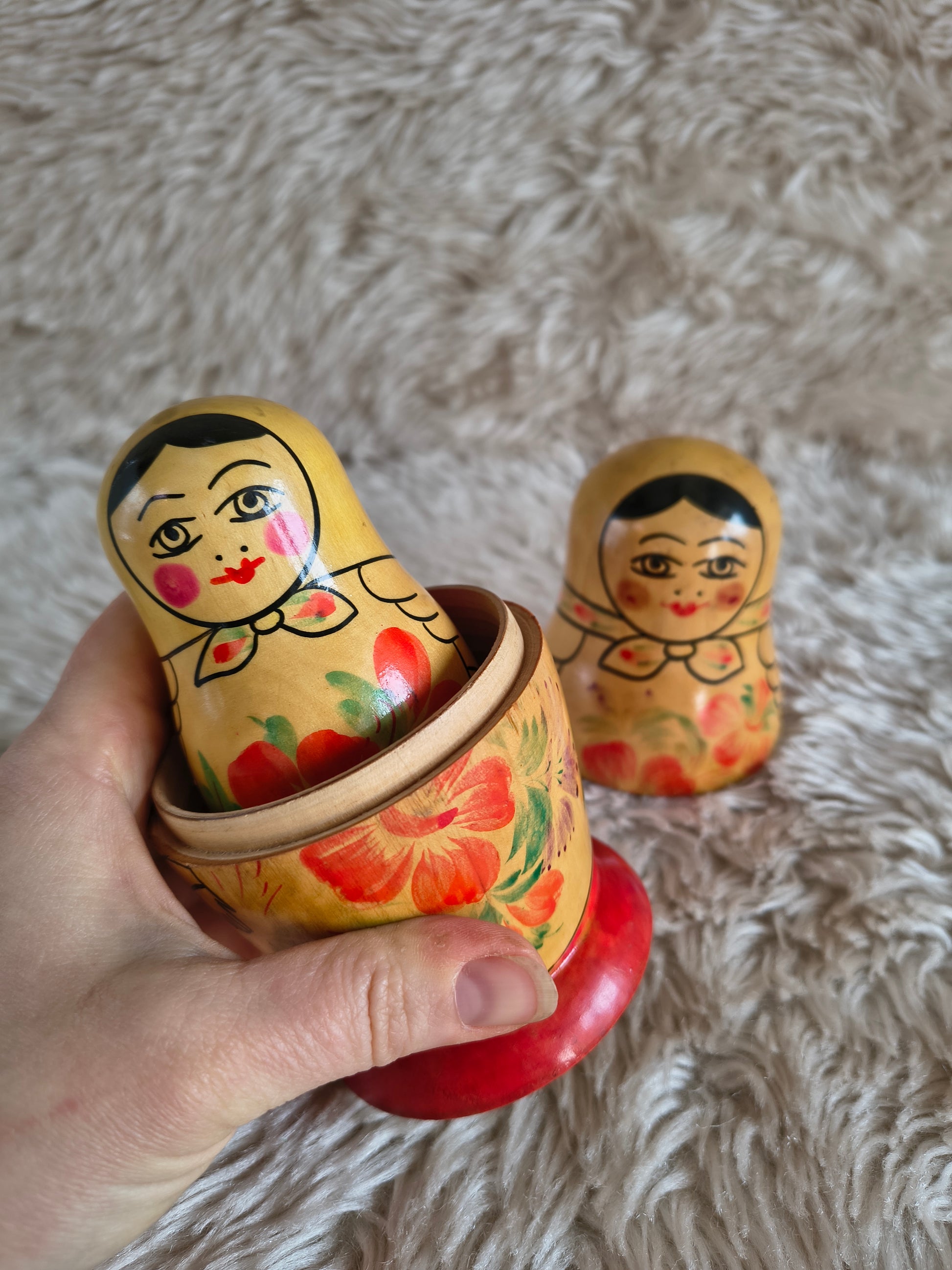 Matriochka / poupées russes originales en bois clair peint à la main