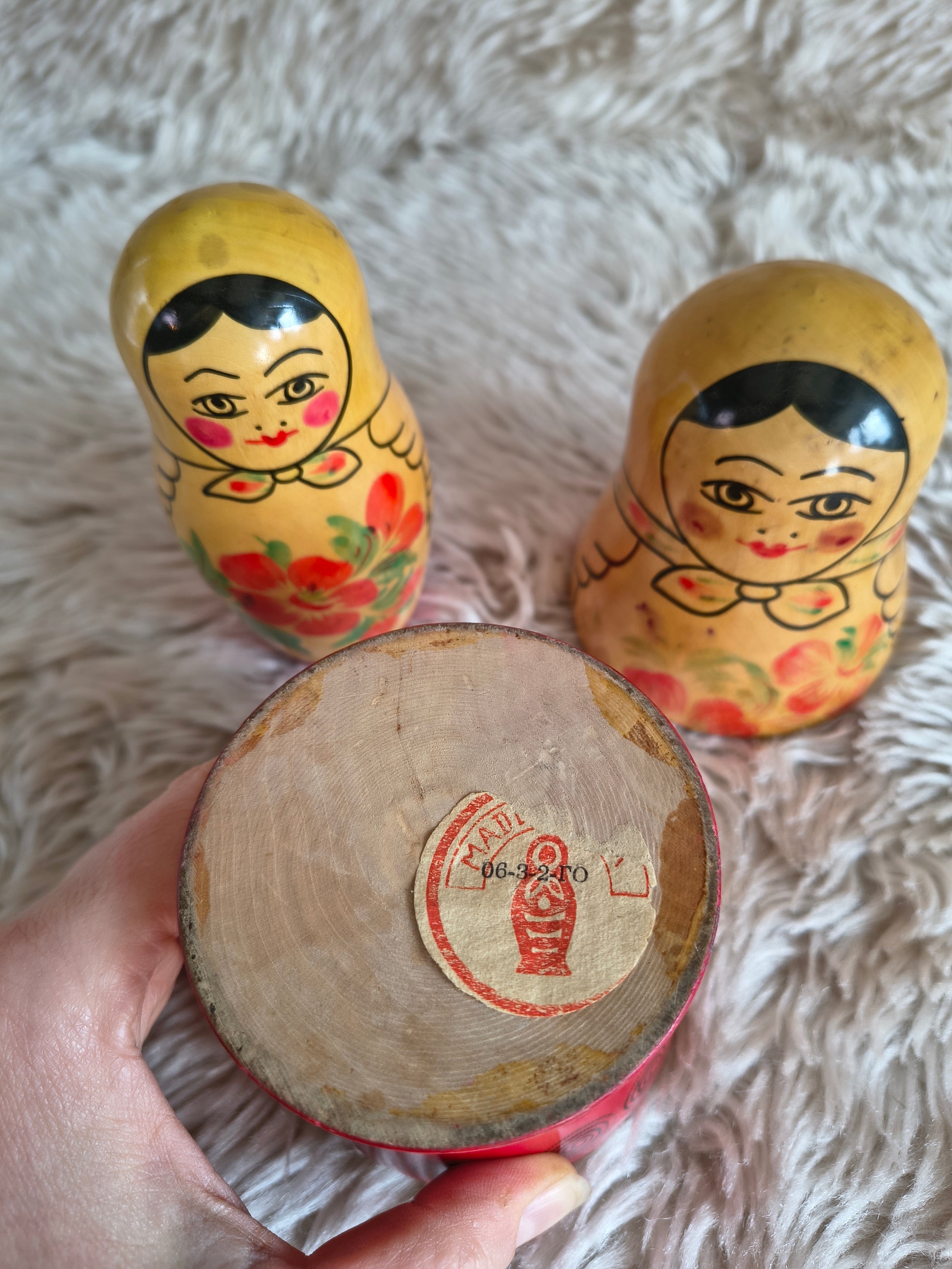 Matriochka / poupées russes originales en bois clair peint à la main