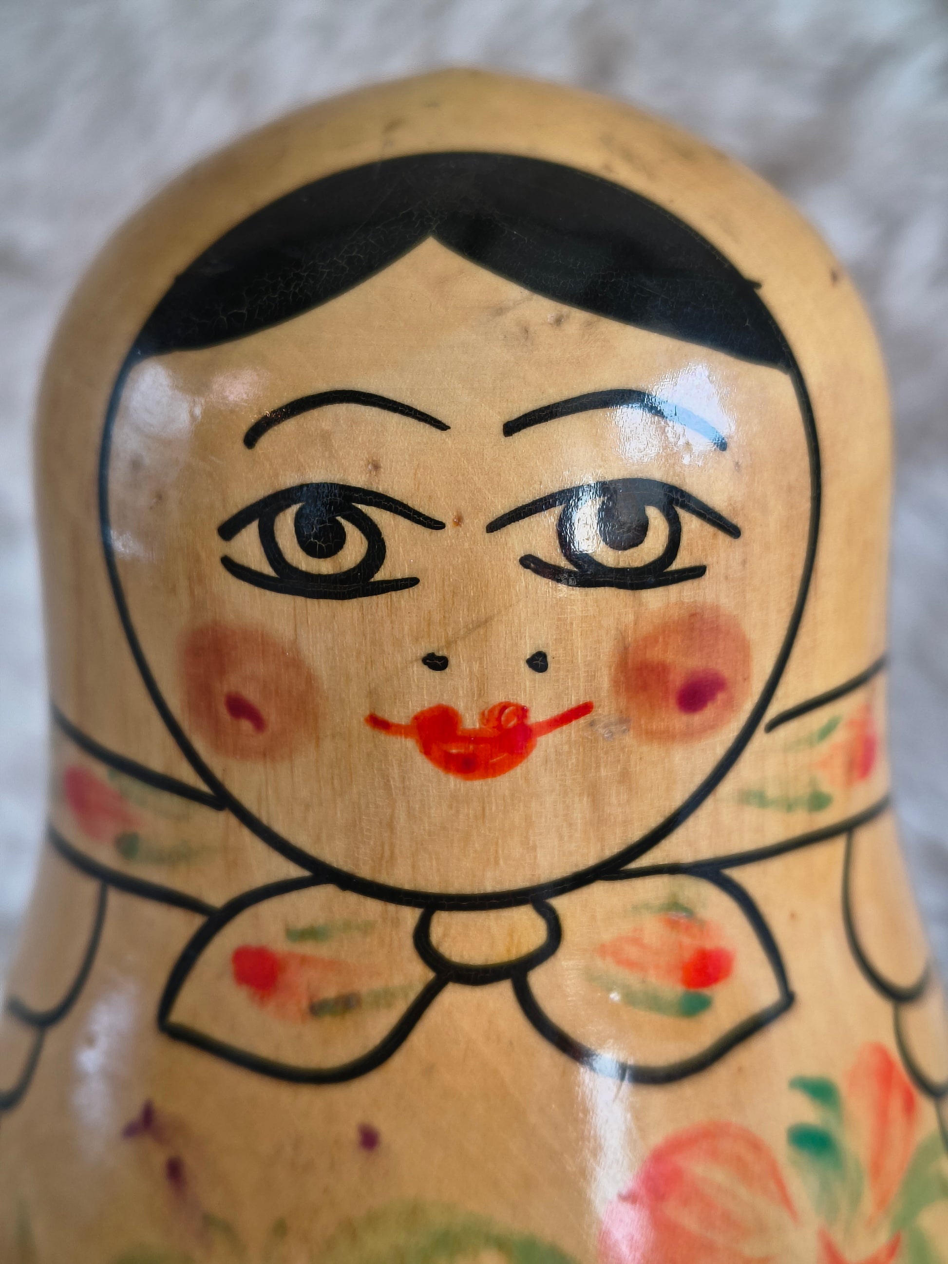 Matriochka / poupées russes originales en bois clair peint à la main