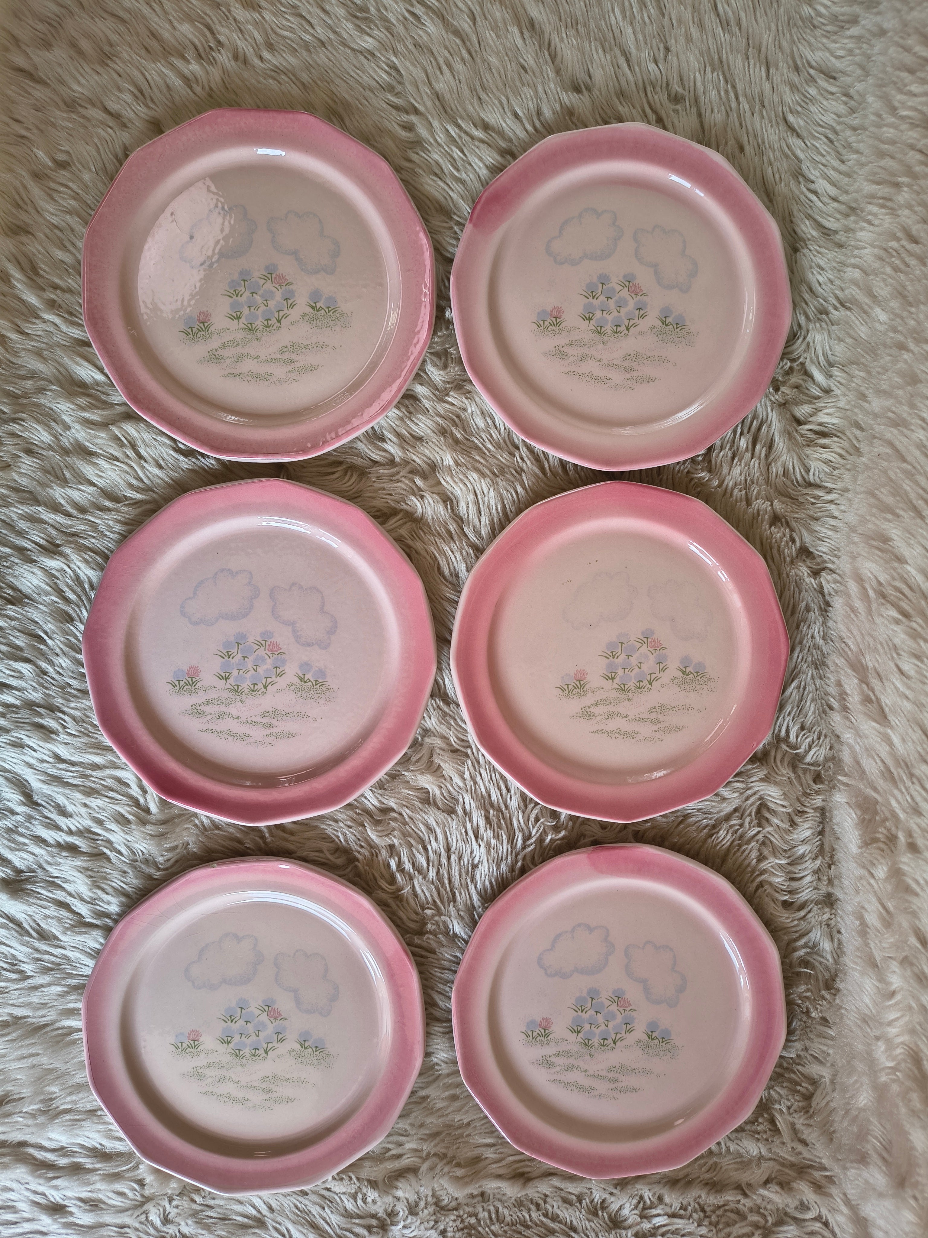 Assiettes à dessert rose décor paysage naïf style 90's