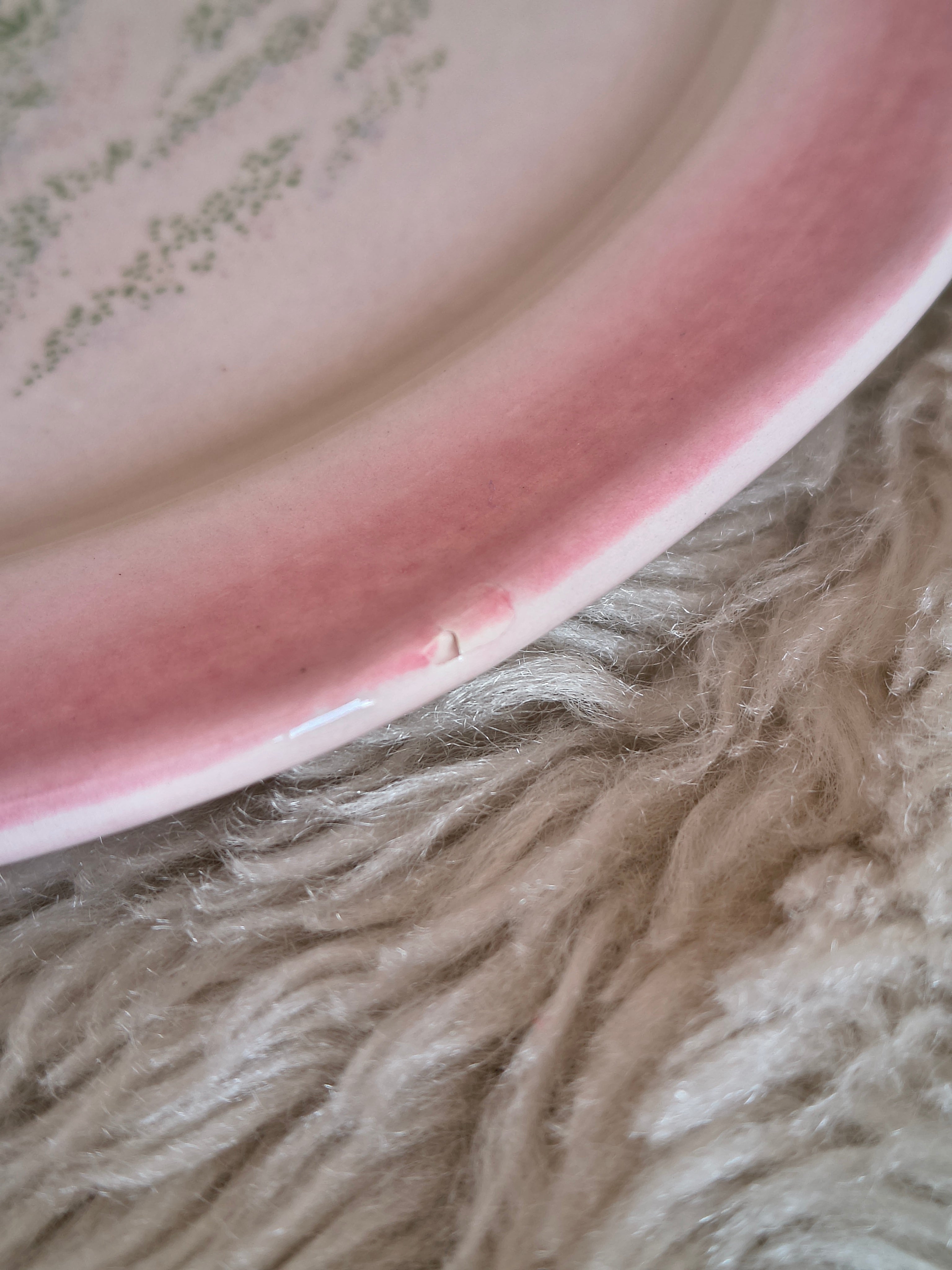 Assiettes à dessert rose décor paysage naïf style 90's