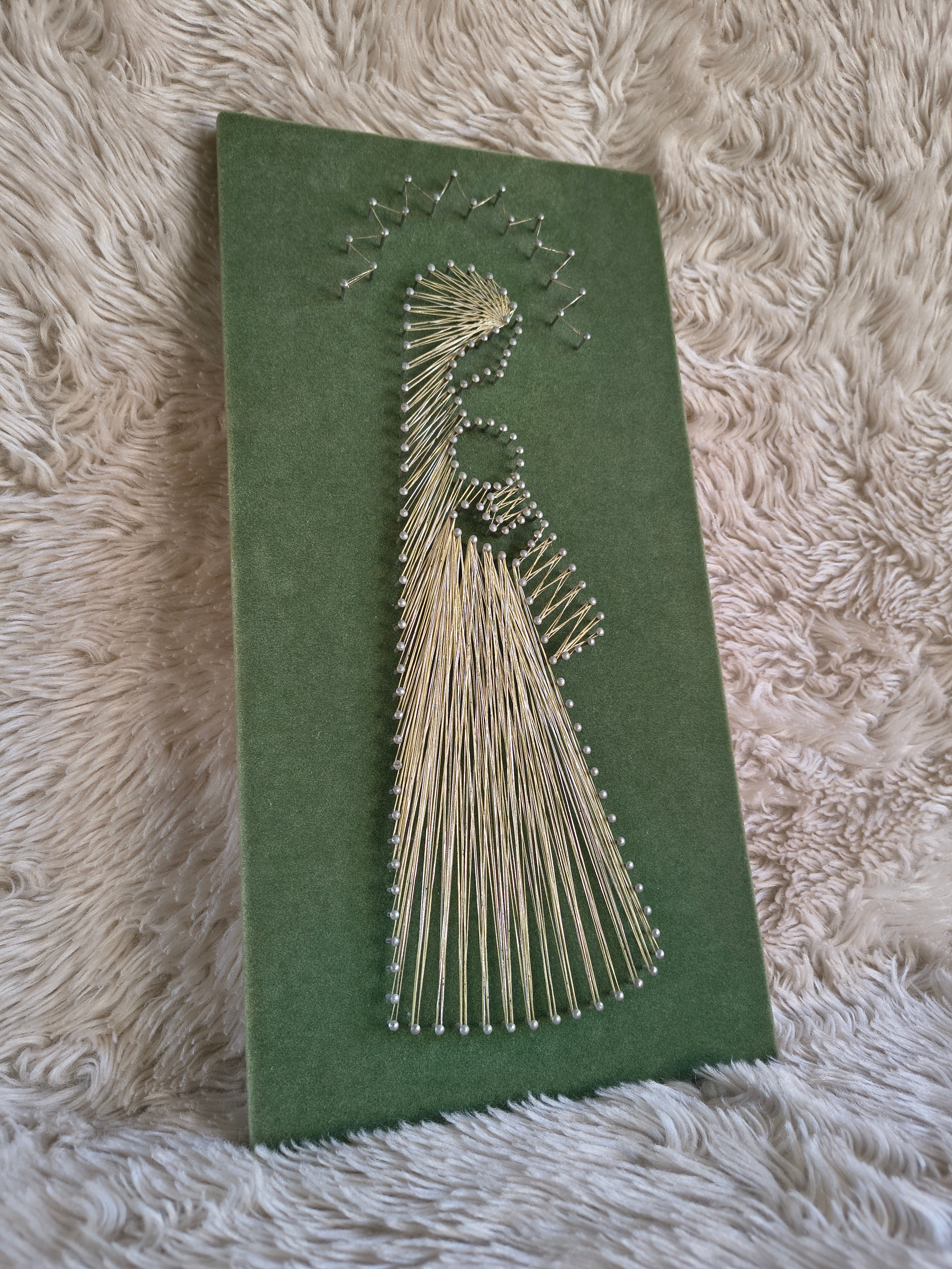 Tableau vintage Vierge à l'enfant velours vert clous et fil doré