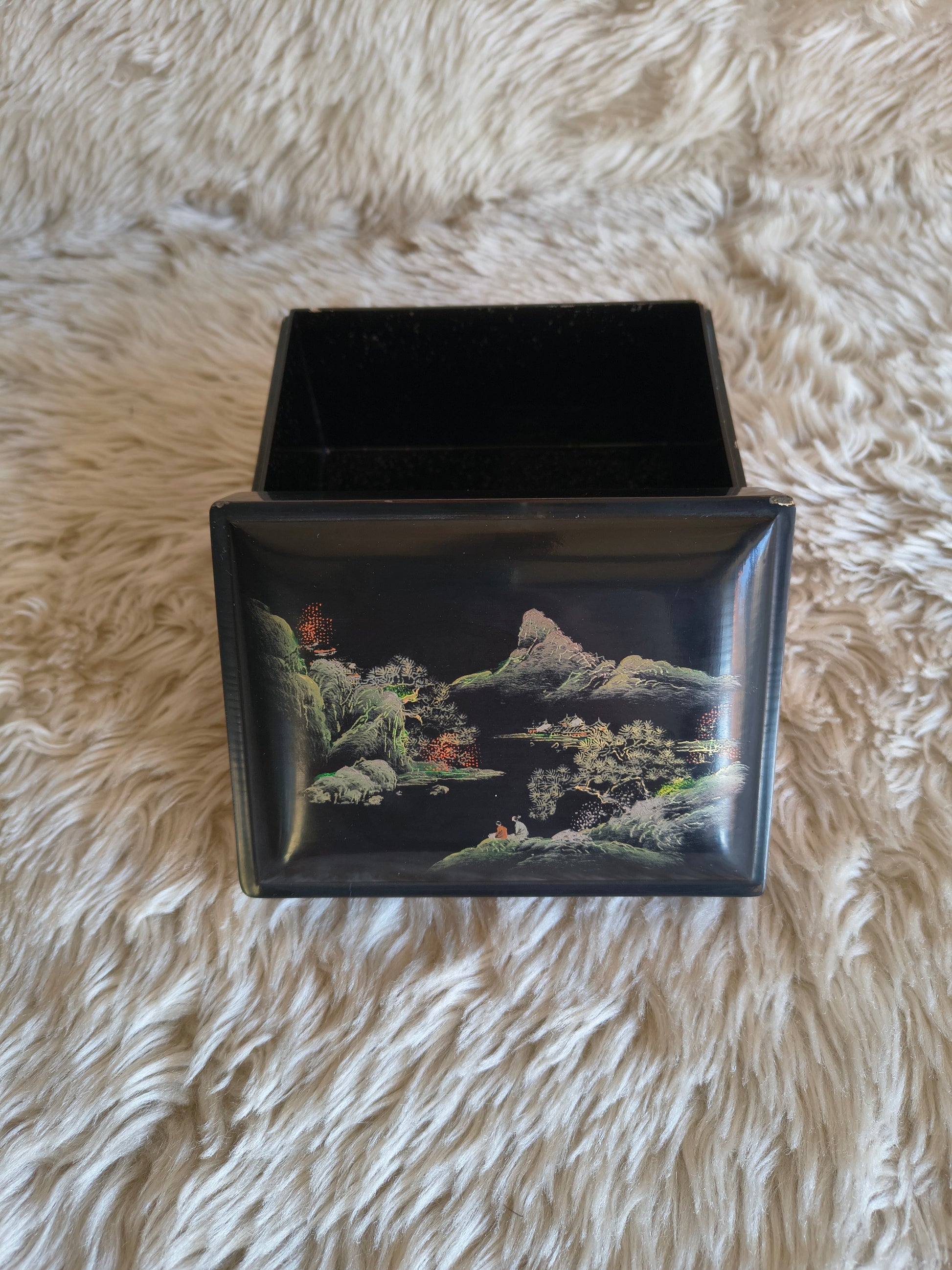 Boite chinoise en laque noire décor paysage couleur et doré