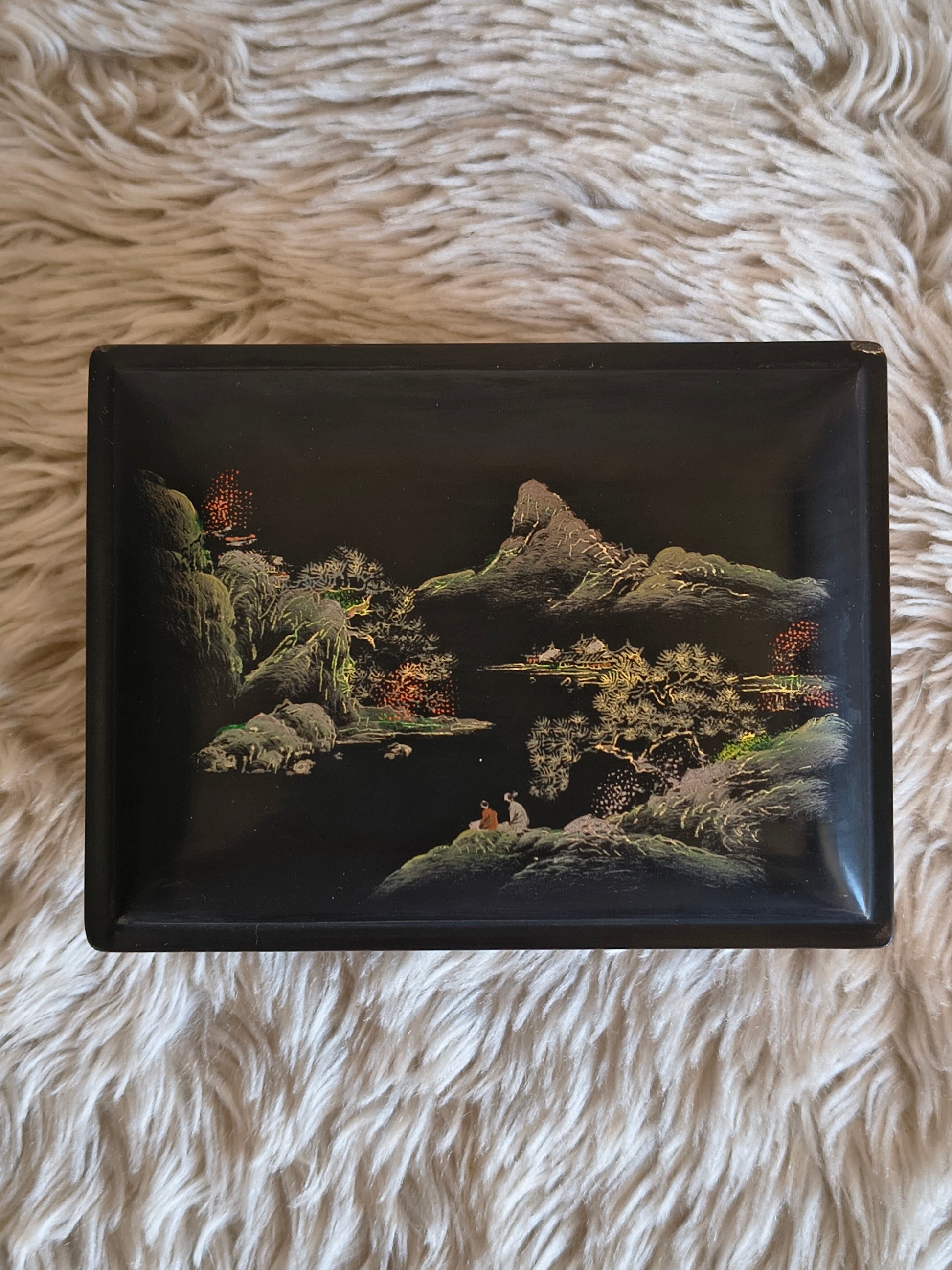 Boite chinoise en laque noire décor paysage couleur et doré