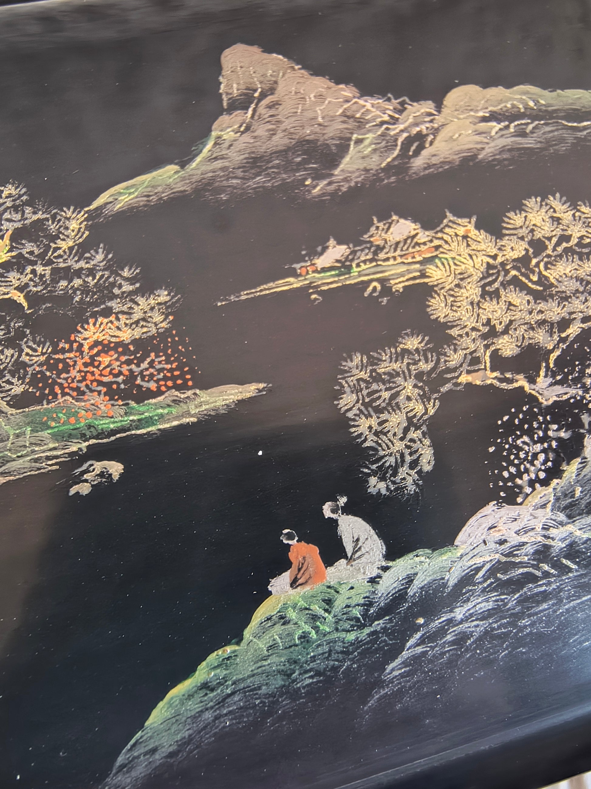 Boite chinoise en laque noire décor paysage couleur et doré