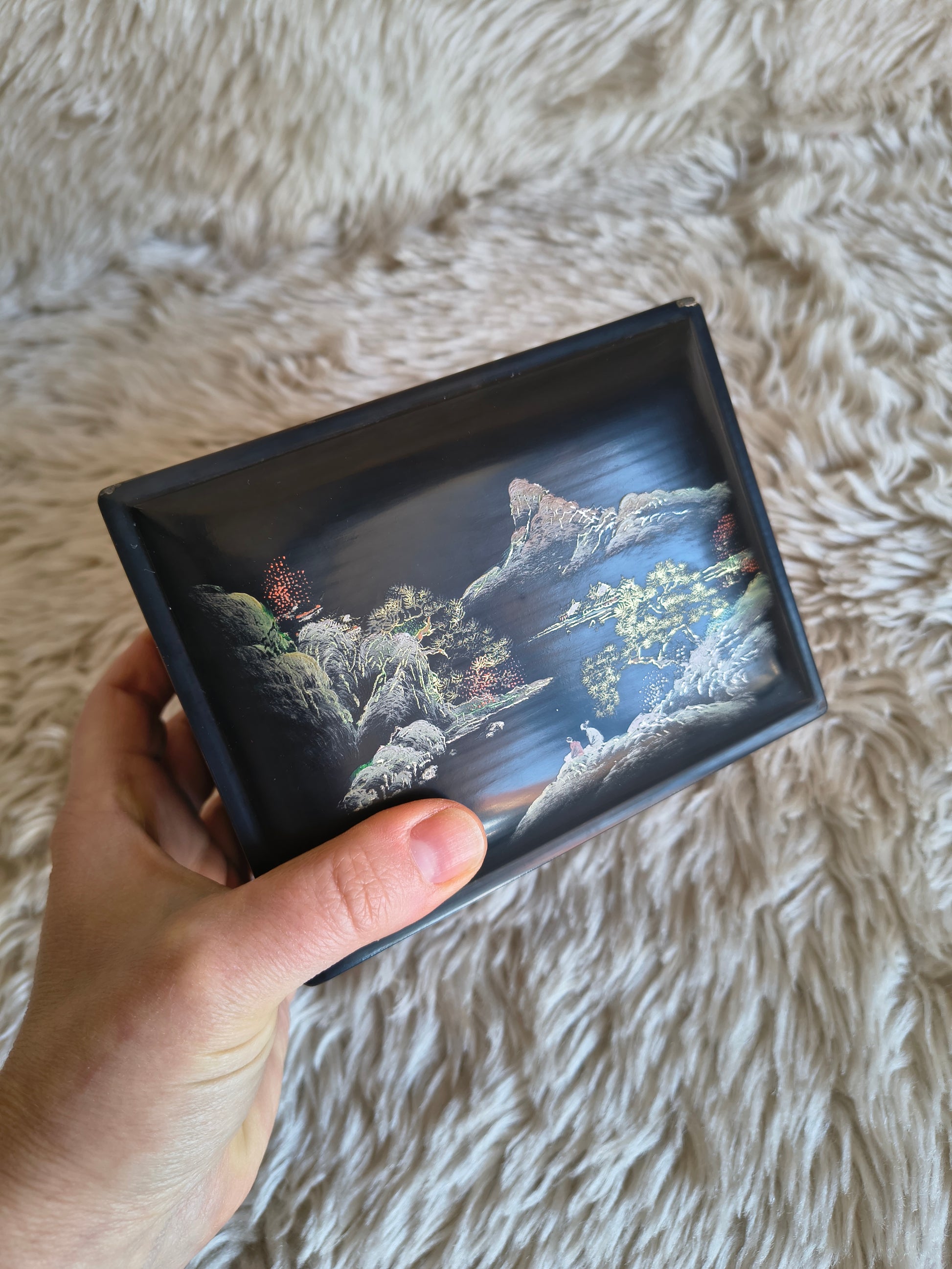Boite chinoise en laque noire décor paysage couleur et doré