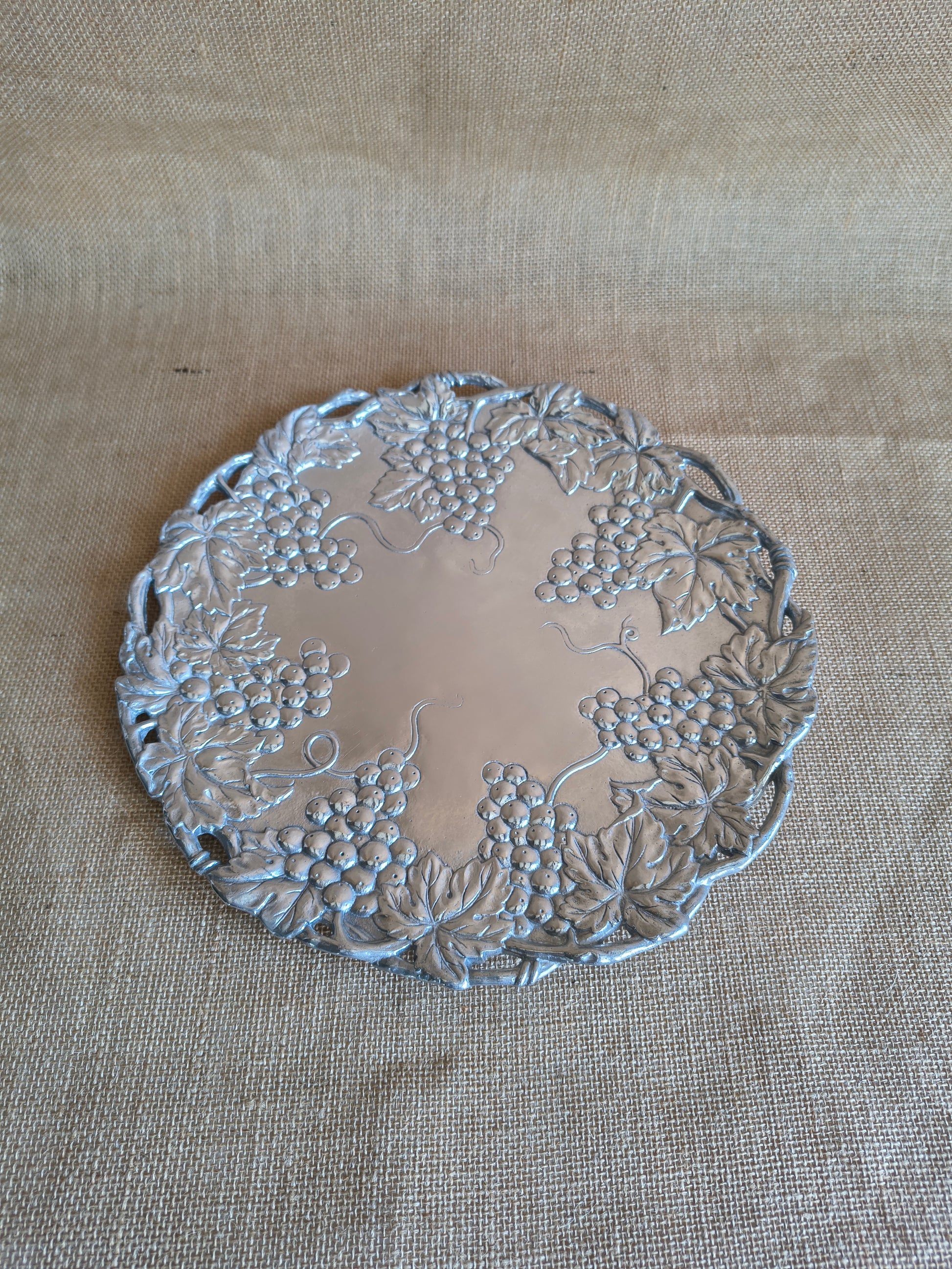 Plat de service en fonte d'aluminium Arthur Court décor vigne vintage 90's
