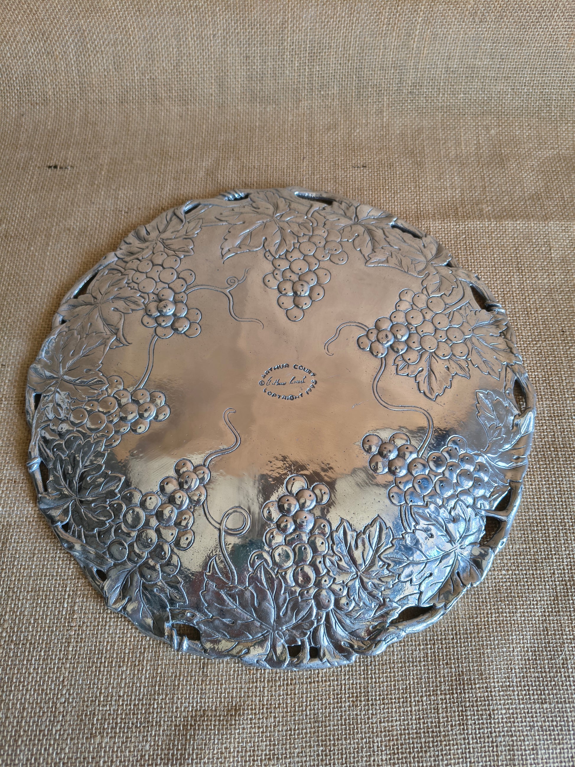 Plat de service en fonte d'aluminium Arthur Court décor vigne vintage 90's