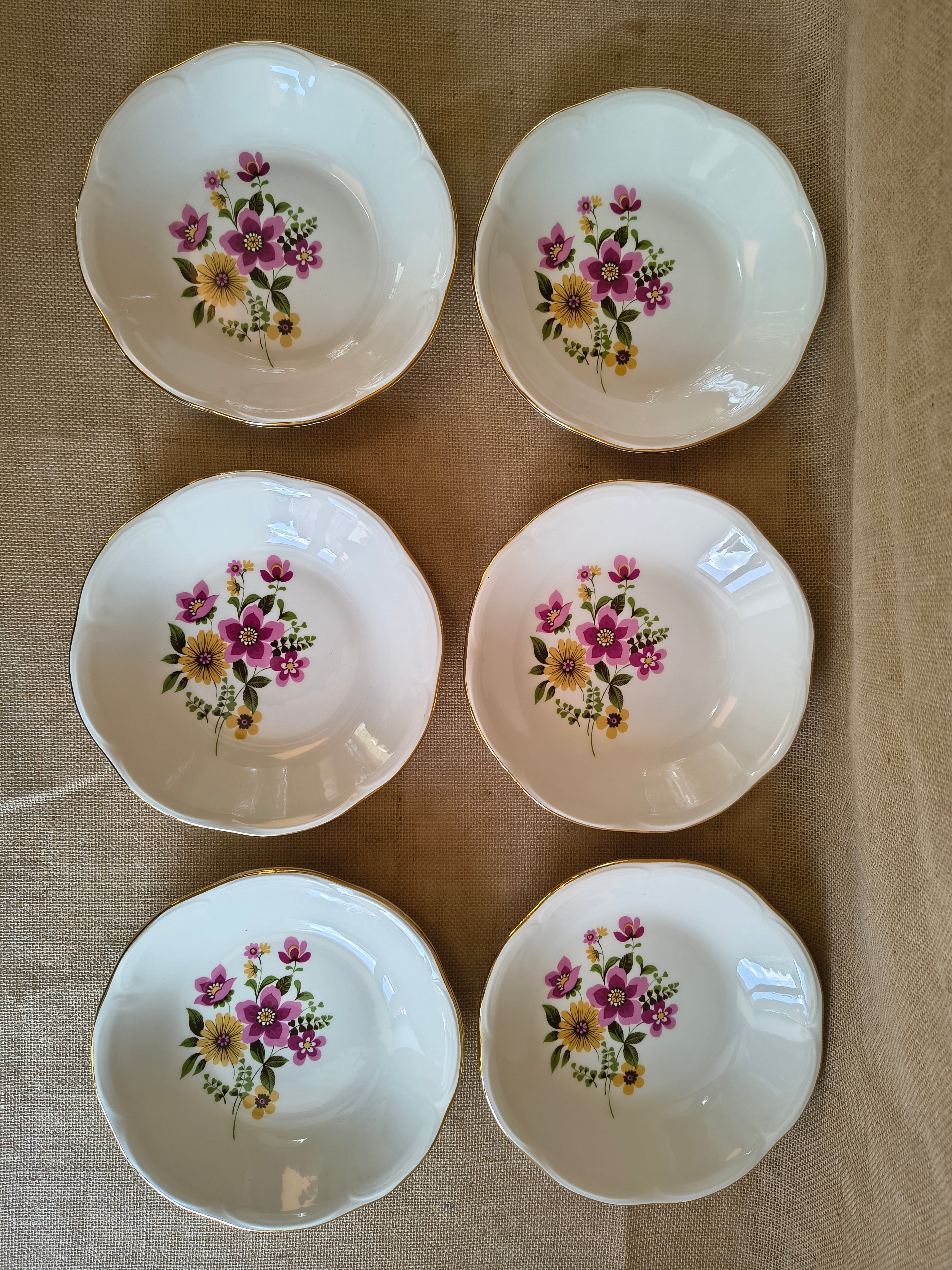 Assiettes creuses vintage Gien fleurs roses et jaunes seventies