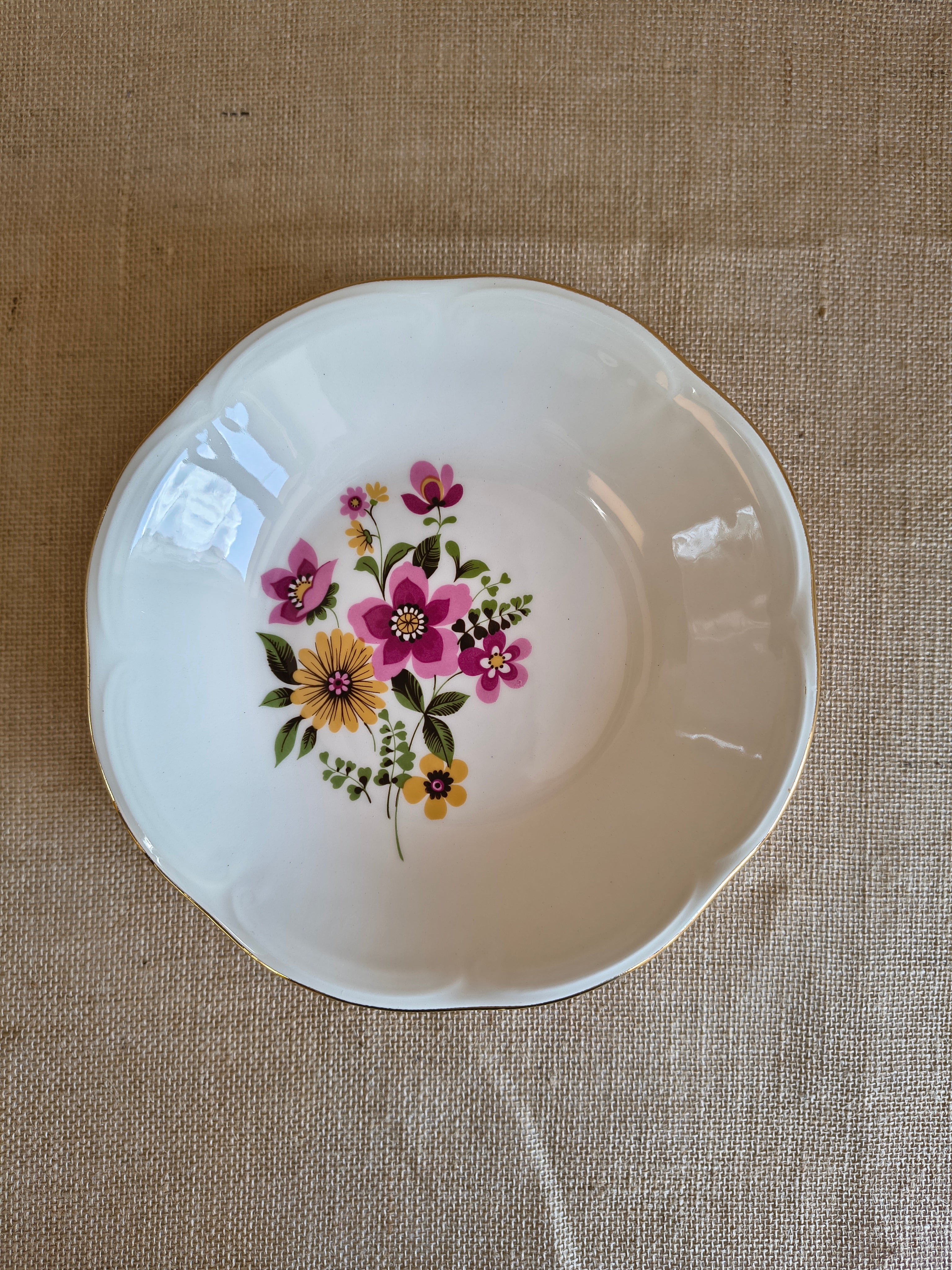 Assiettes creuses vintage Gien fleurs roses et jaunes seventies