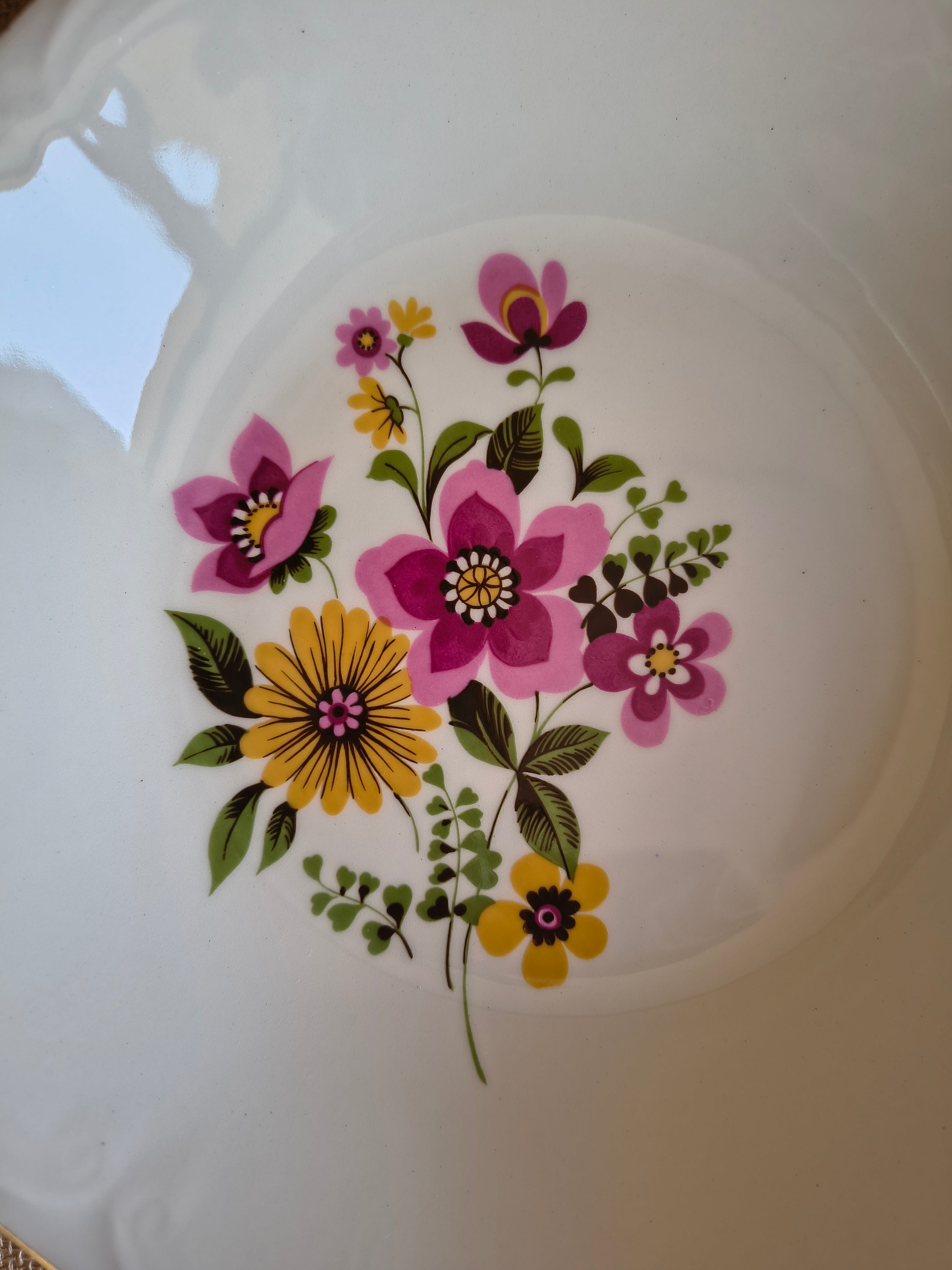 Assiettes creuses vintage Gien fleurs roses et jaunes seventies