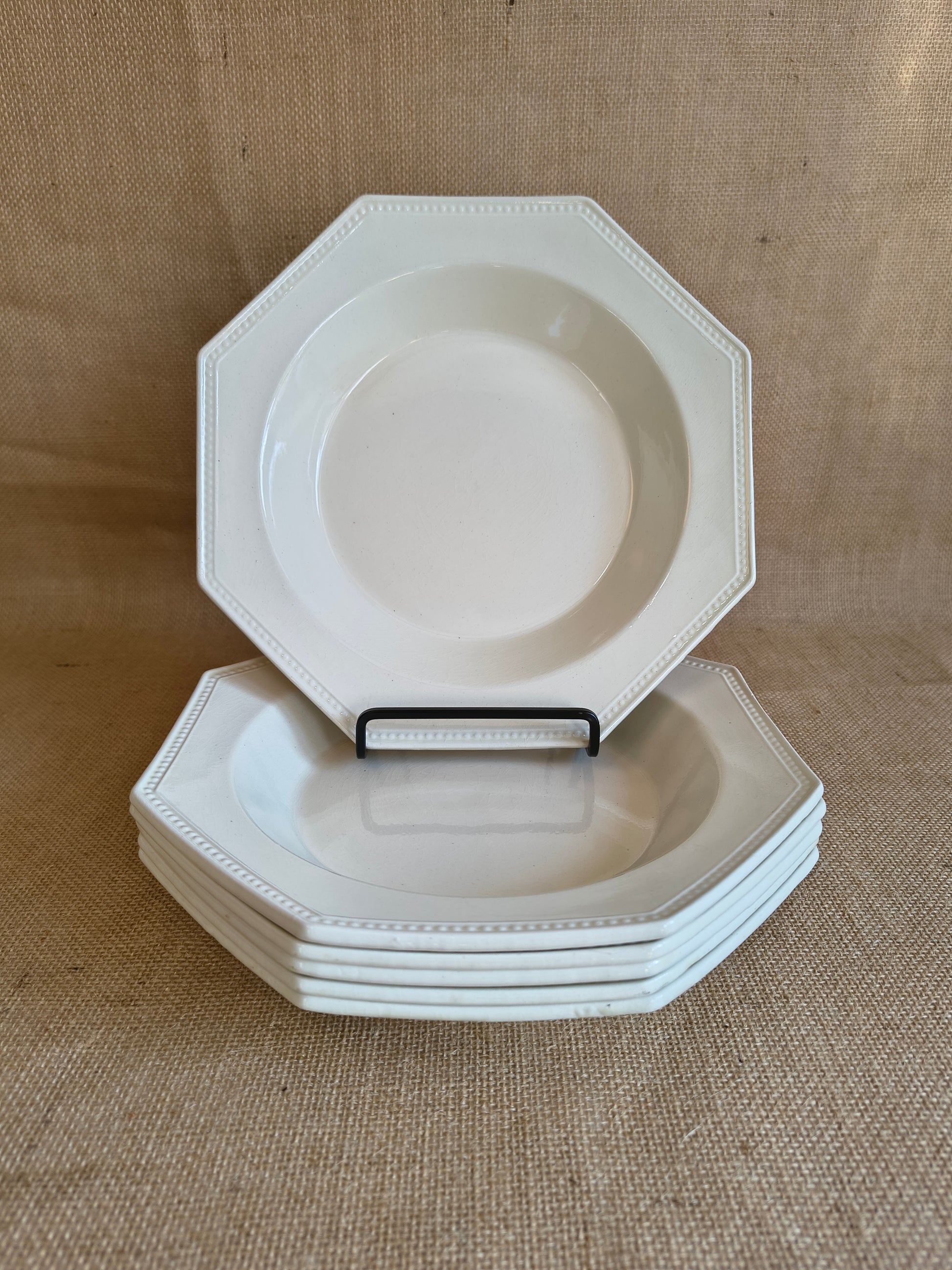Assiettes blanches creuses octogonales Creil Montereau décor perles