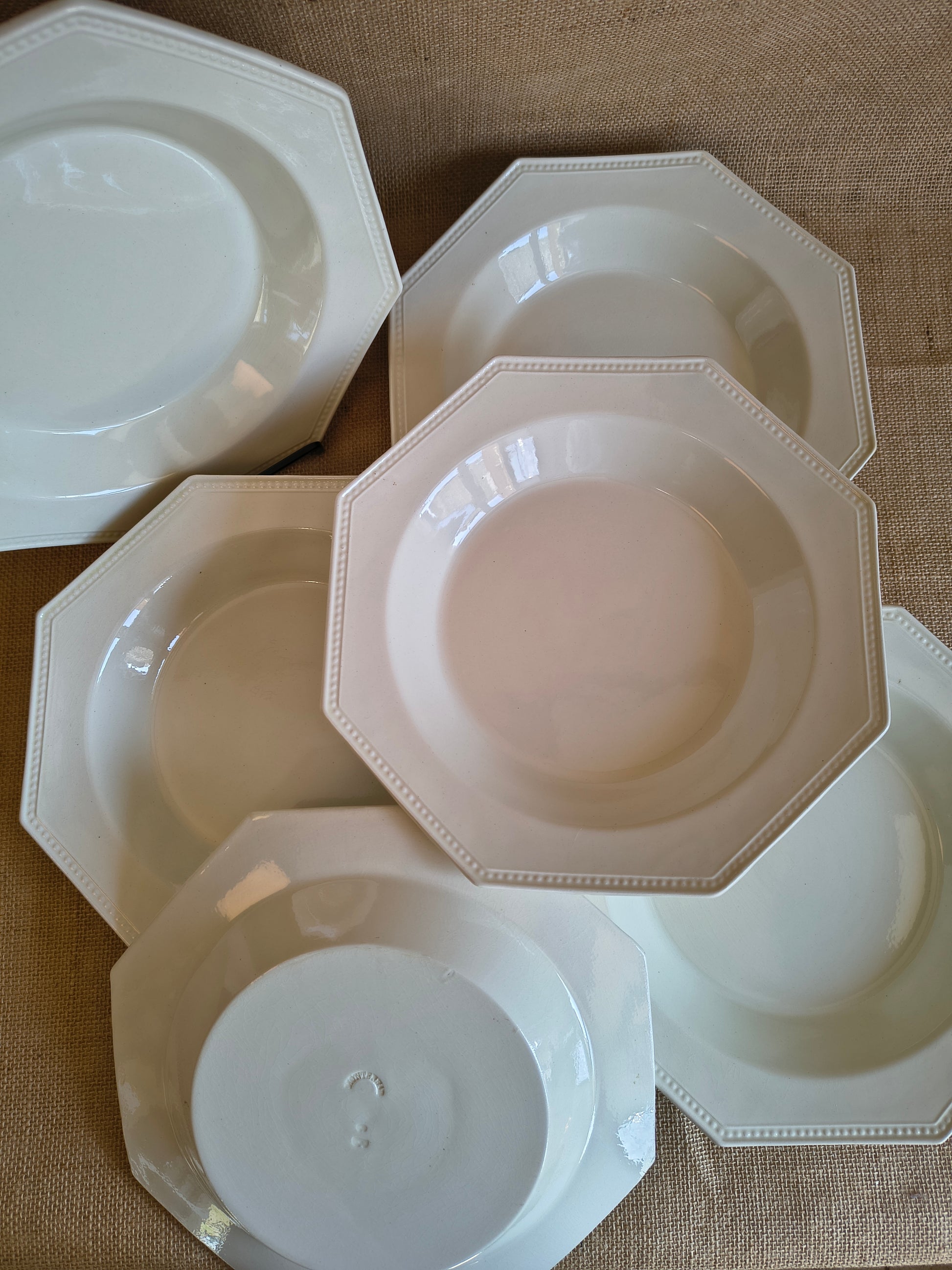 Assiettes blanches creuses octogonales Creil Montereau décor perles