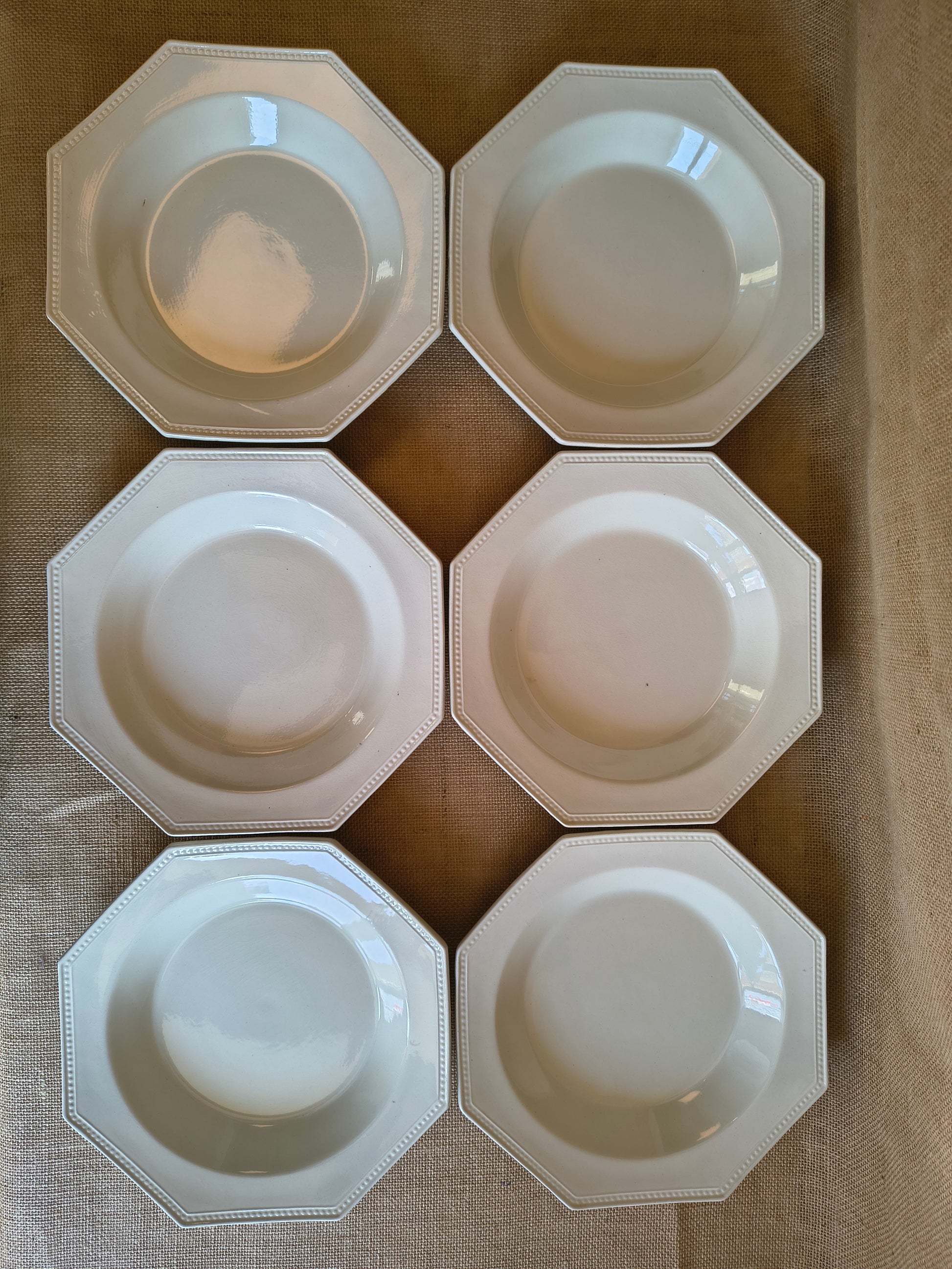 Assiettes blanches creuses octogonales Creil Montereau décor perles
