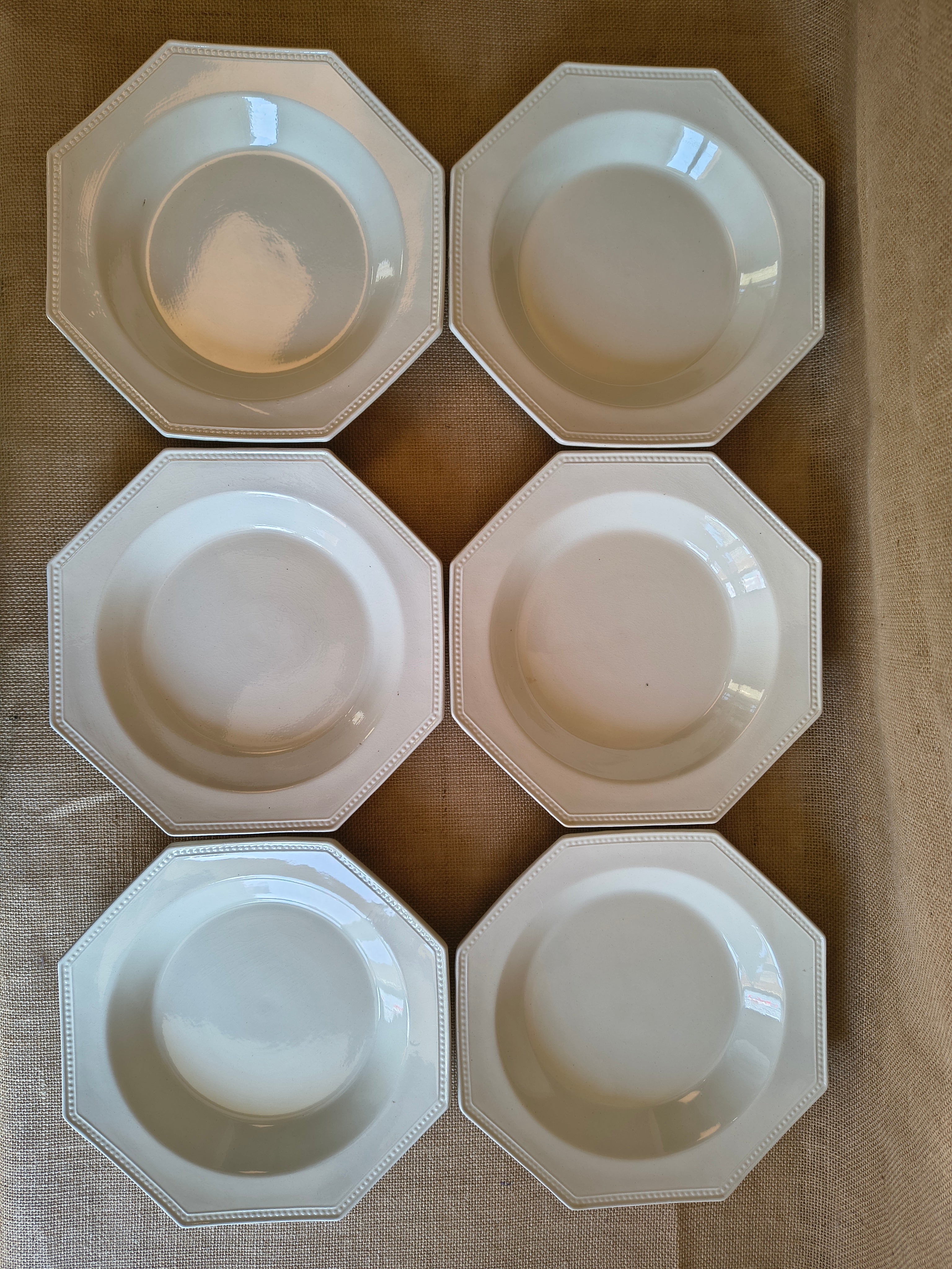 Assiettes blanches creuses octogonales Creil Montereau décor perles
