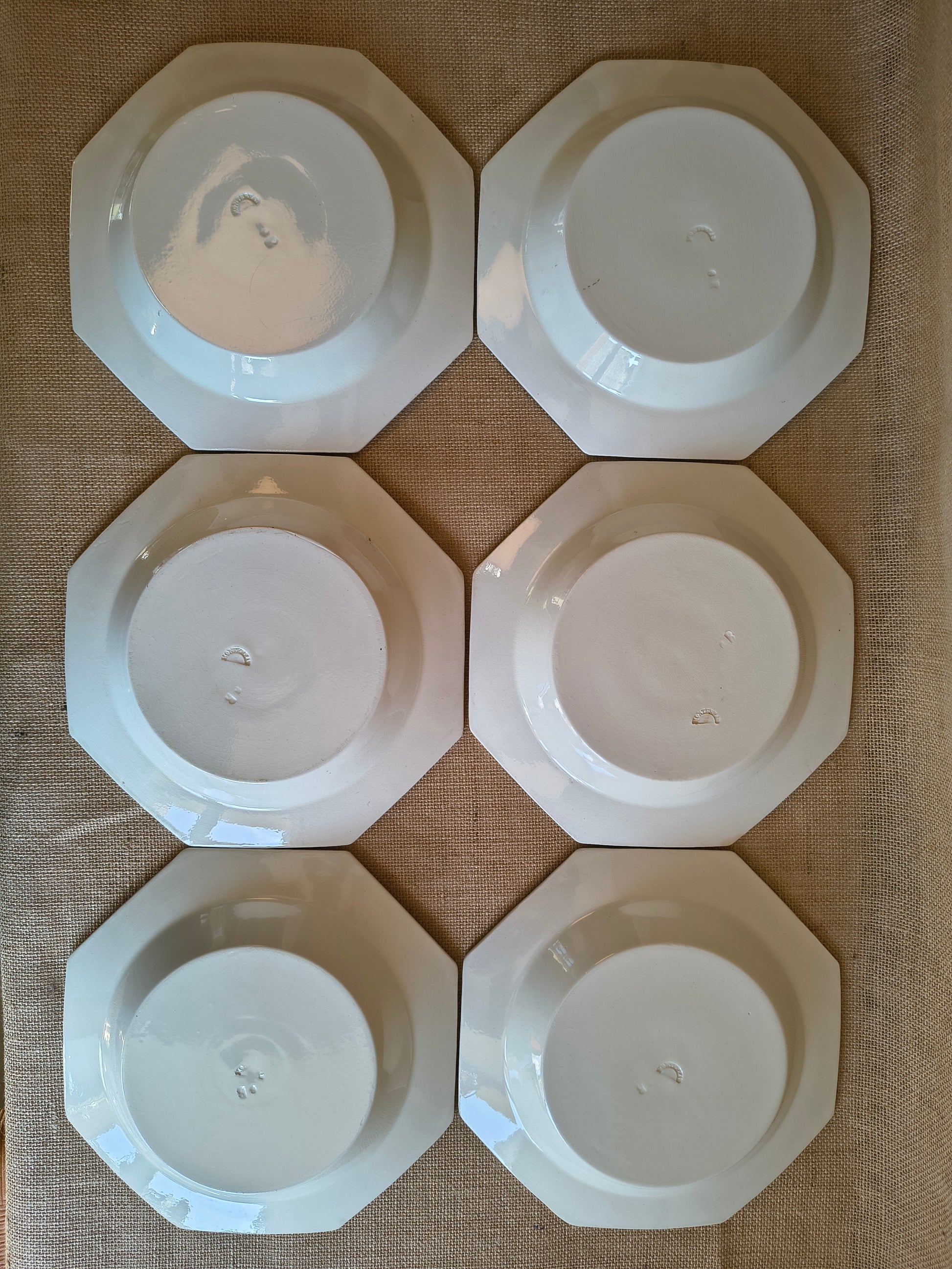 Assiettes blanches creuses octogonales Creil Montereau décor perles