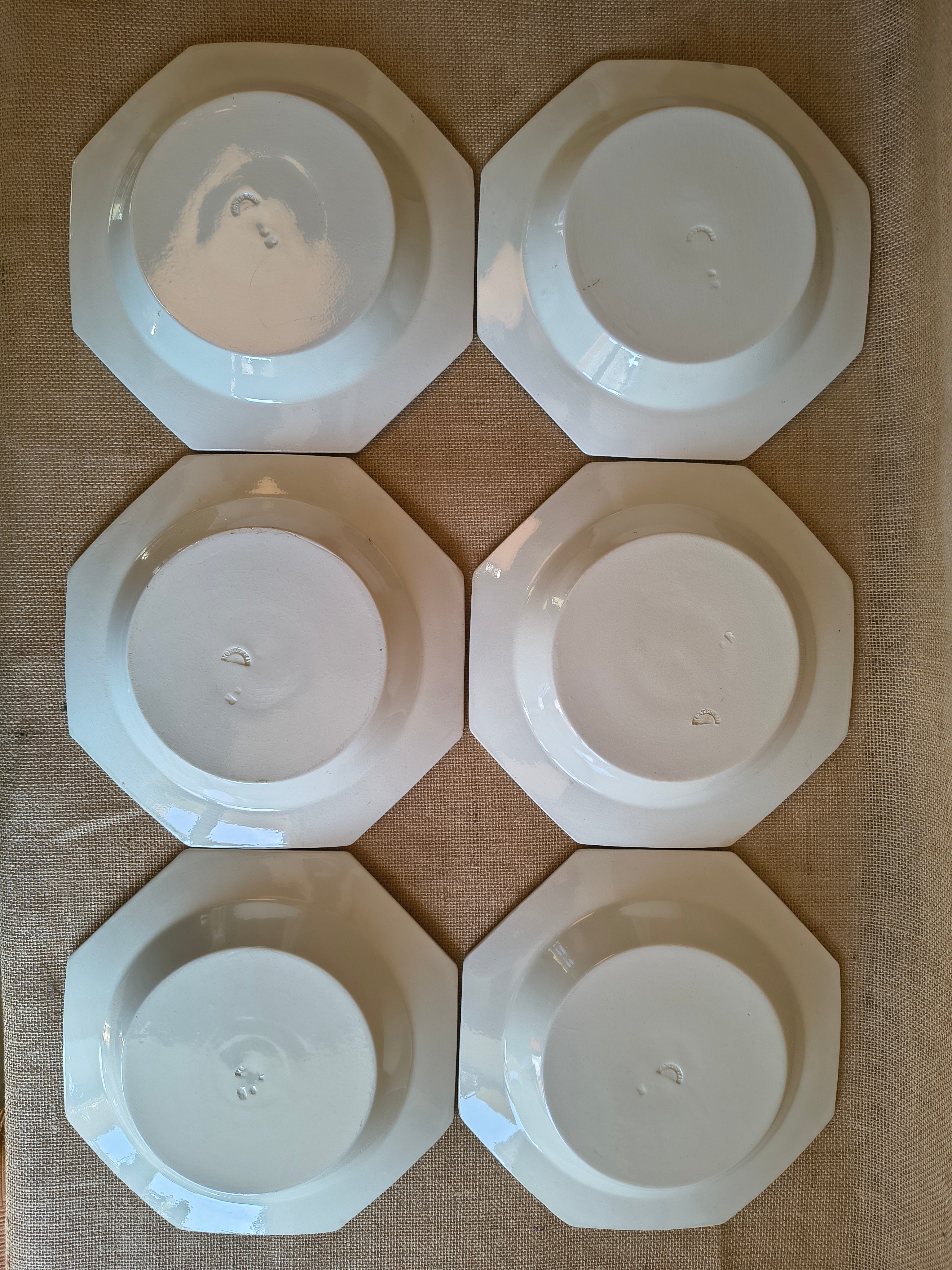 Assiettes blanches creuses octogonales Creil Montereau décor perles
