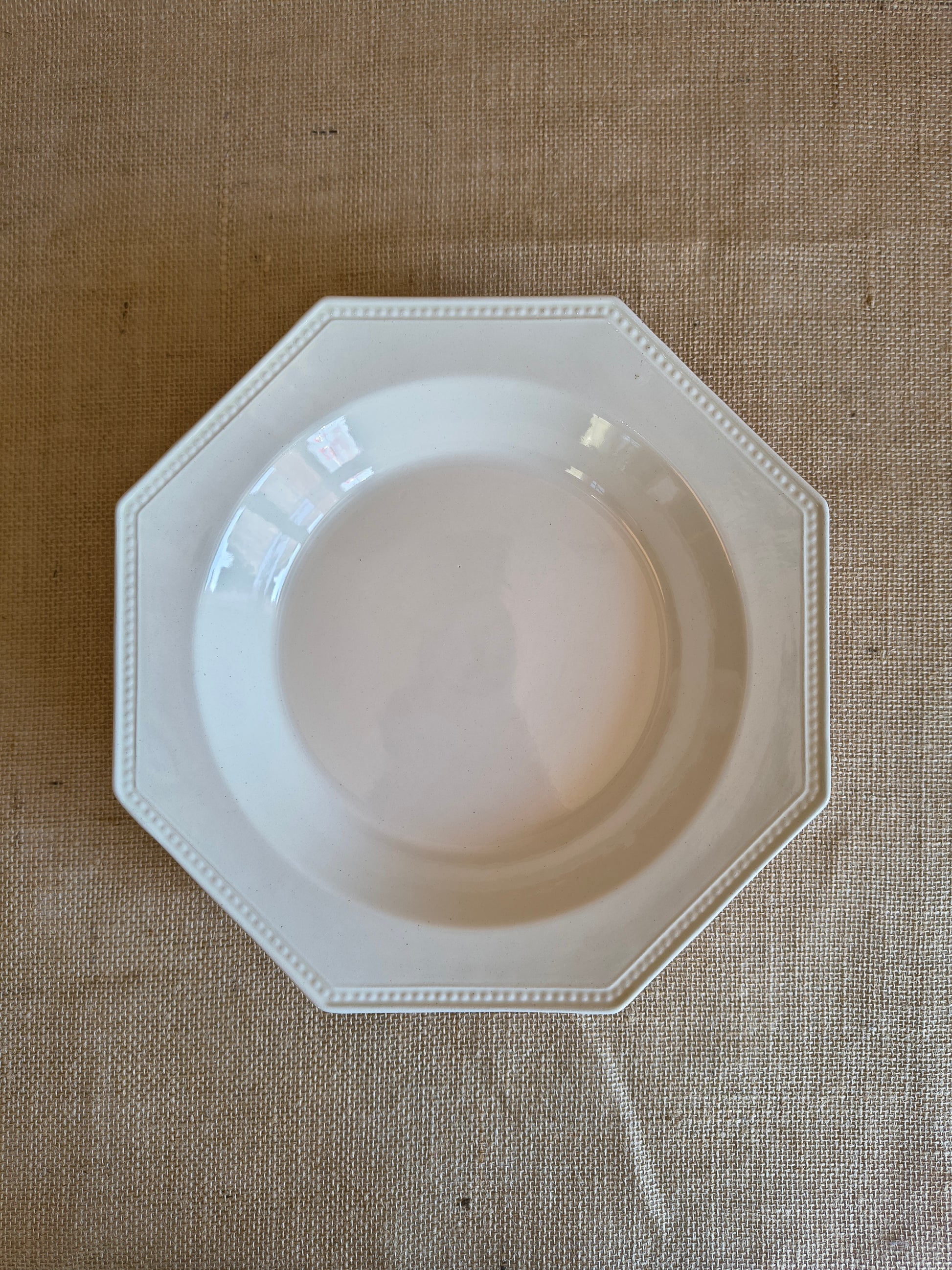 Assiettes blanches creuses octogonales Creil Montereau décor perles
