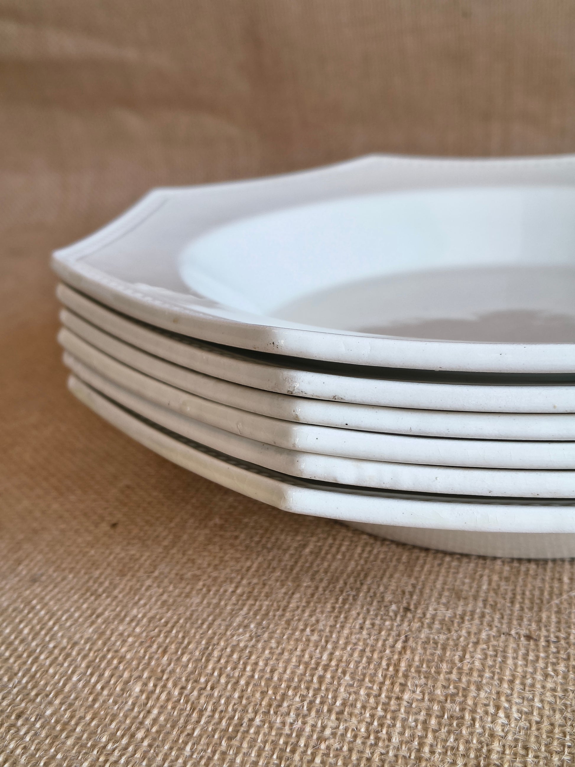 Assiettes blanches creuses octogonales Creil Montereau décor perles