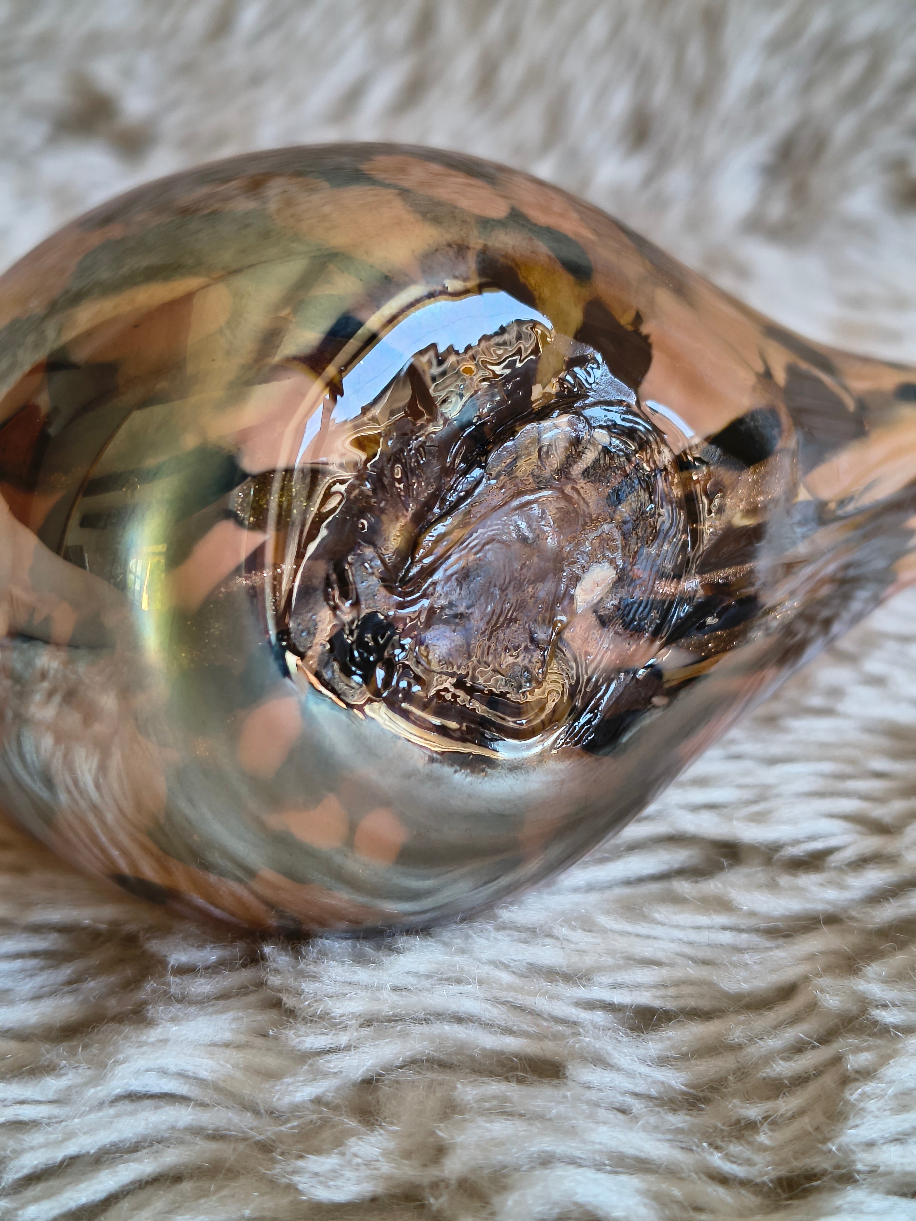 Oiseau couché en verre artisanal style Murano orange marron cuivre