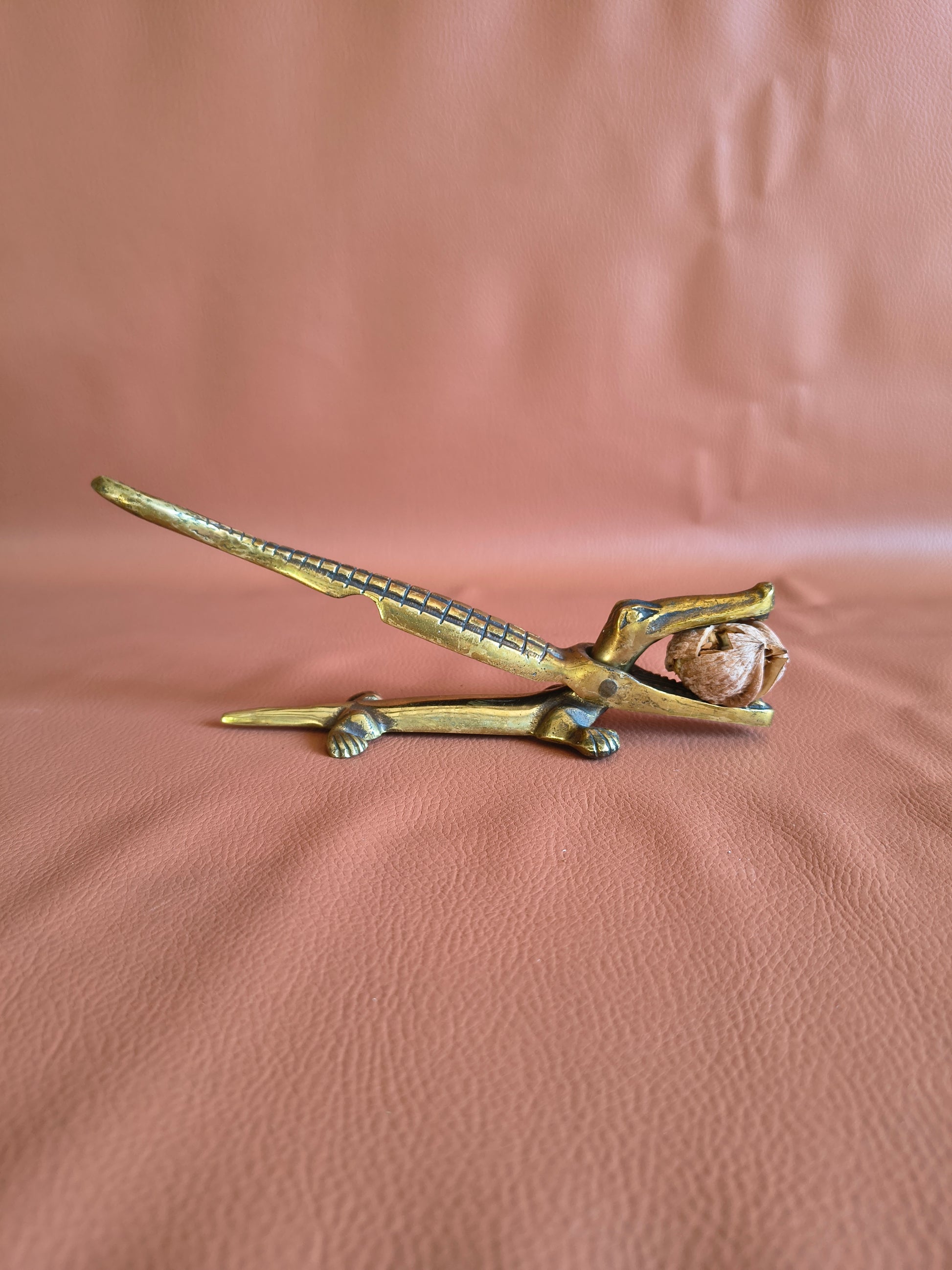 Casse-noix crocodile vintage en laiton doré antique