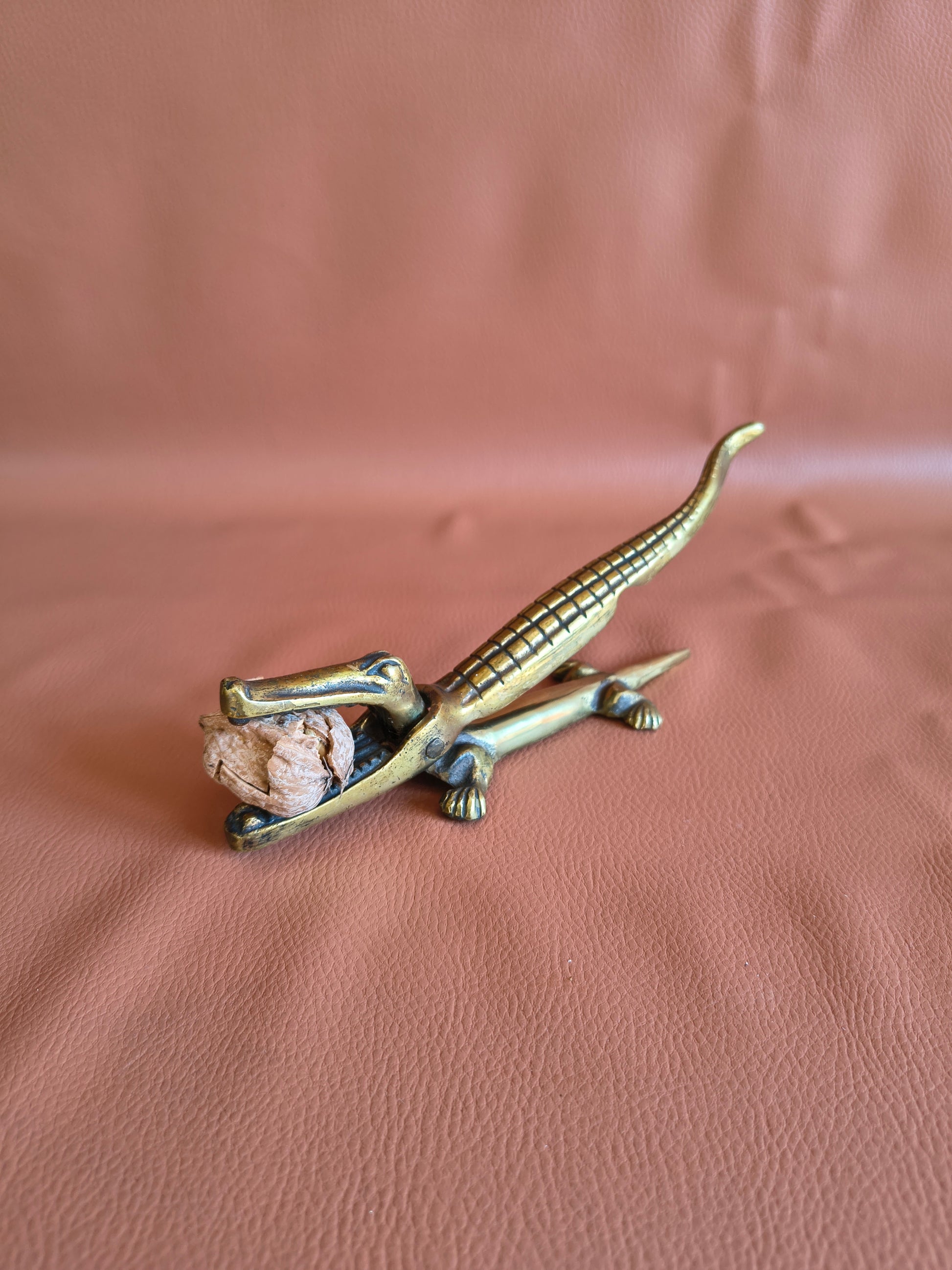Casse-noix crocodile vintage en laiton doré antique