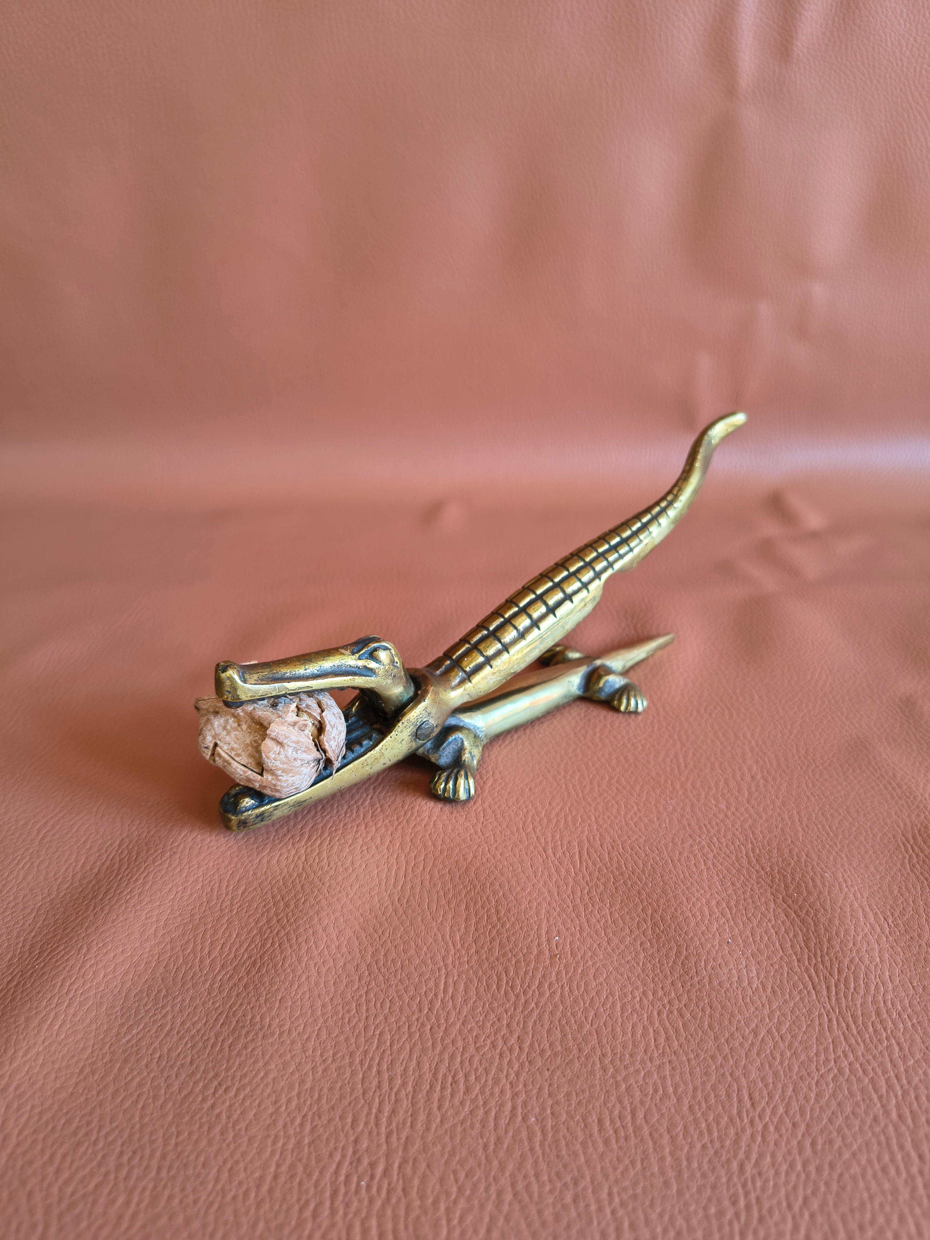 Casse-noix crocodile vintage en laiton doré antique
