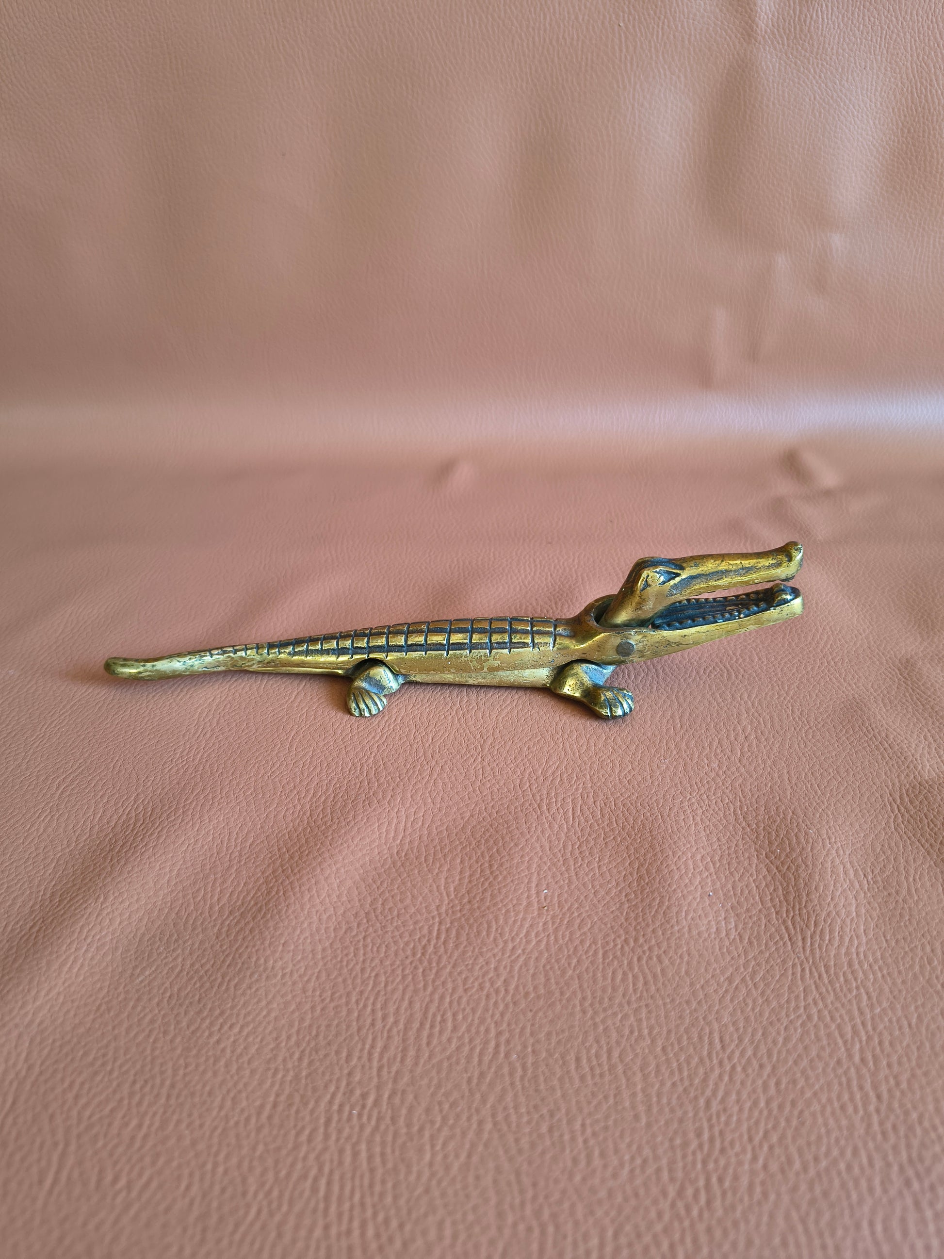 Casse-noix crocodile vintage en laiton doré antique