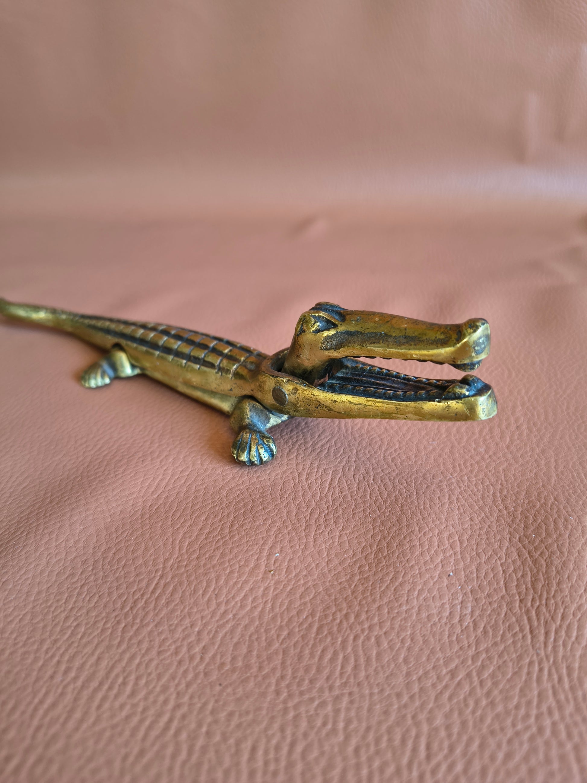 Casse-noix crocodile vintage en laiton doré antique