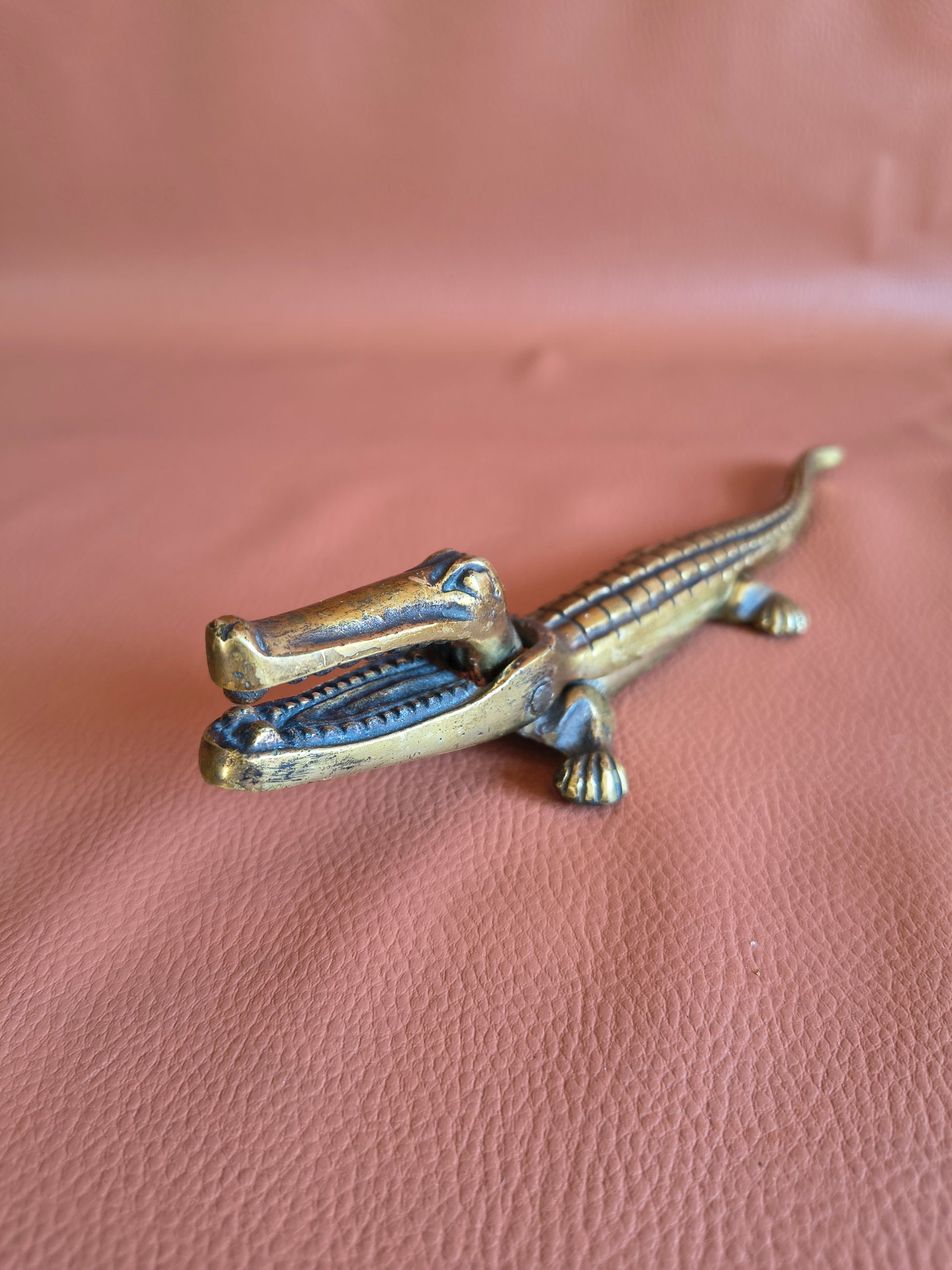 Casse-noix crocodile vintage en laiton doré antique