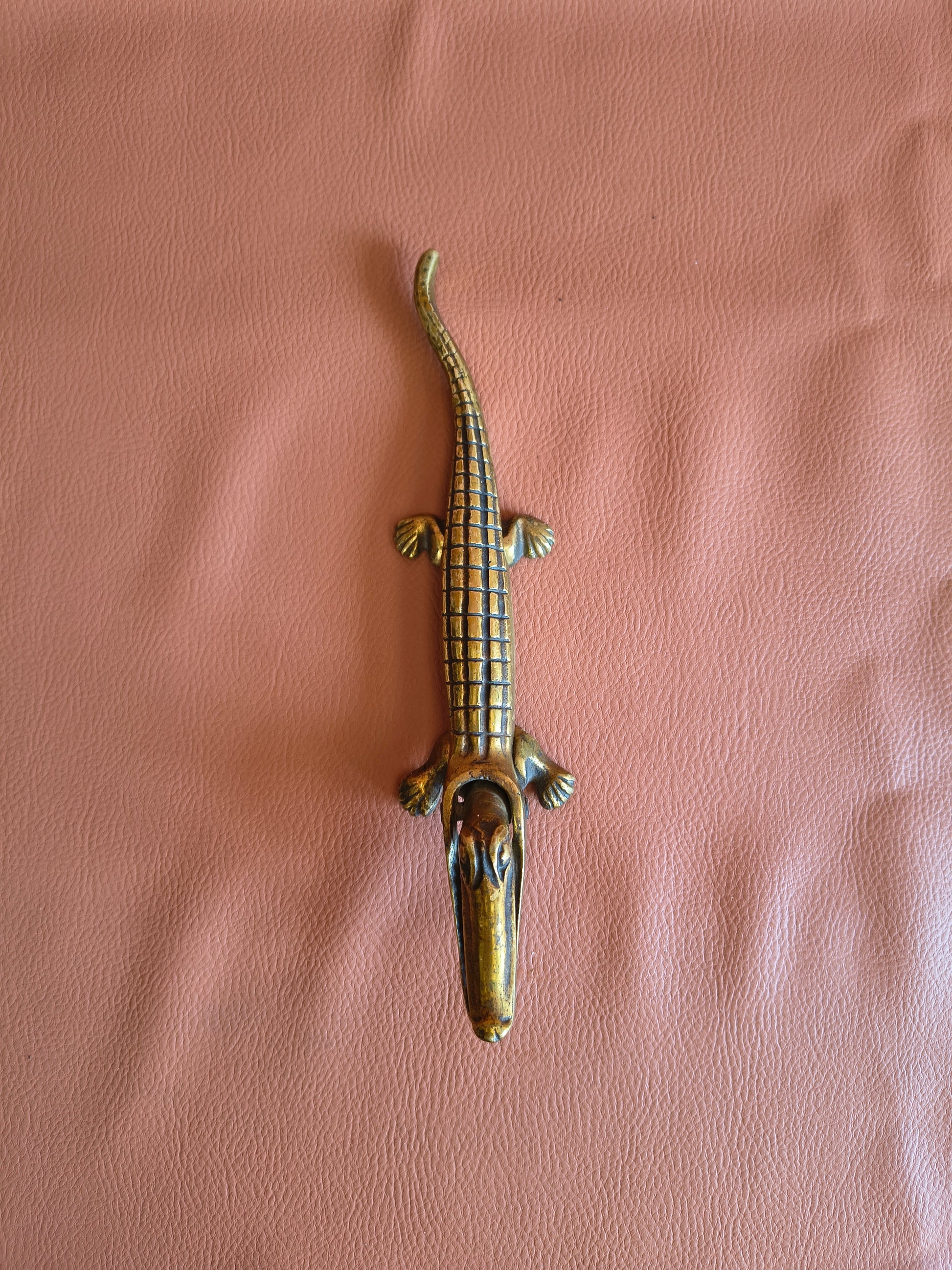 Casse-noix crocodile vintage en laiton doré antique