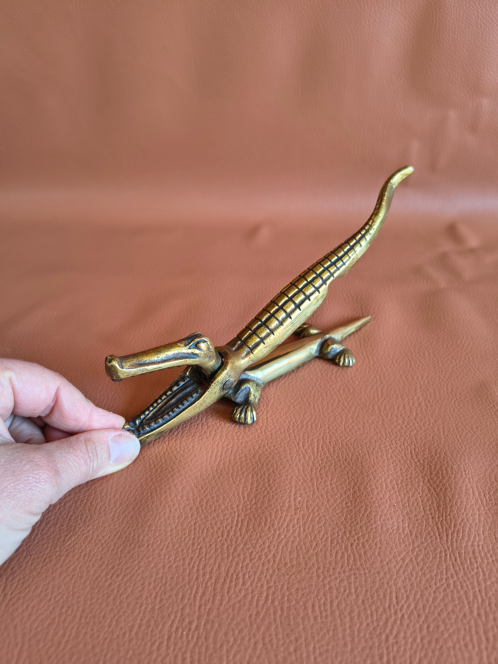 Casse-noix crocodile vintage en laiton doré antique