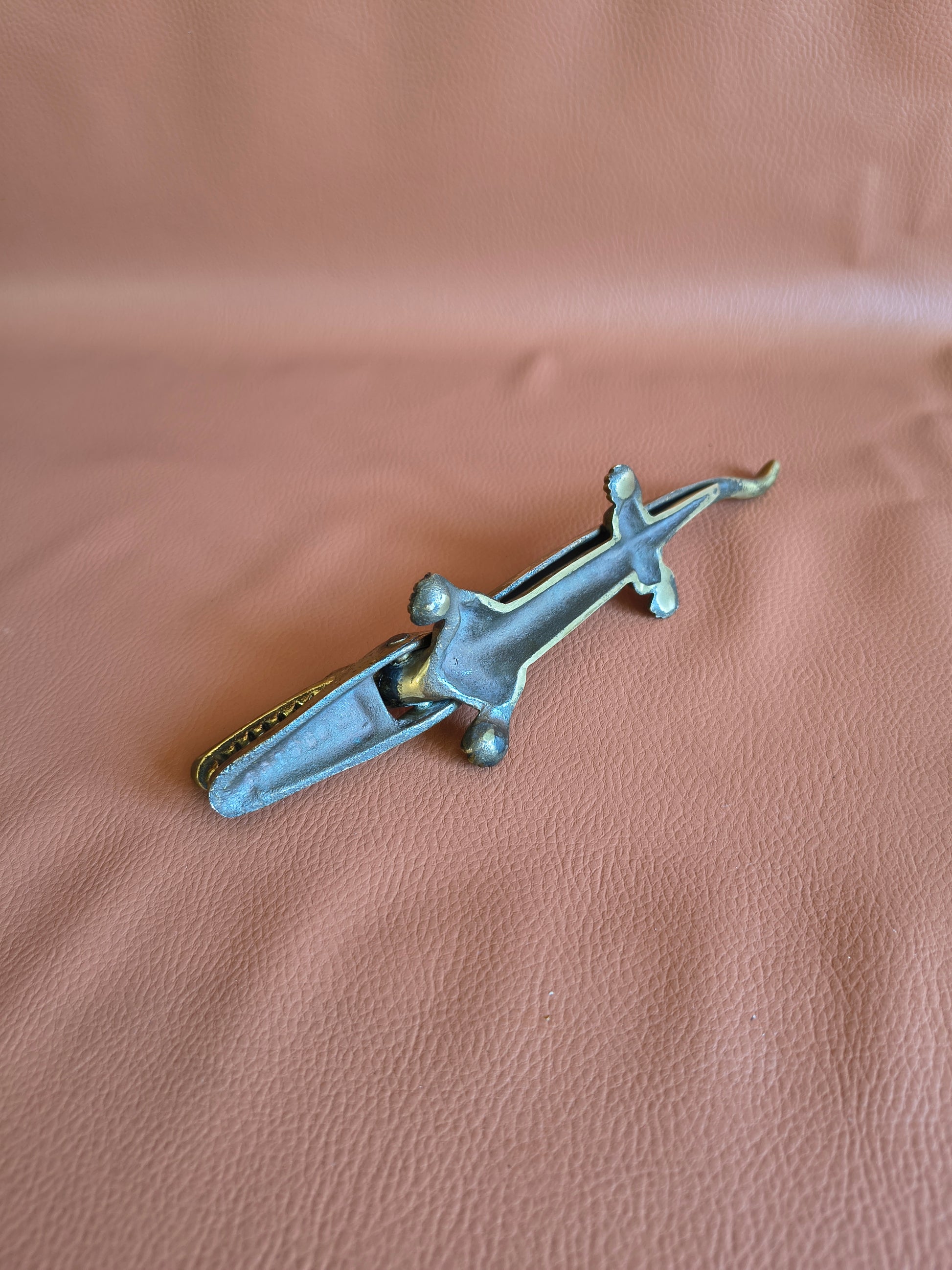 Casse-noix crocodile vintage en laiton doré antique
