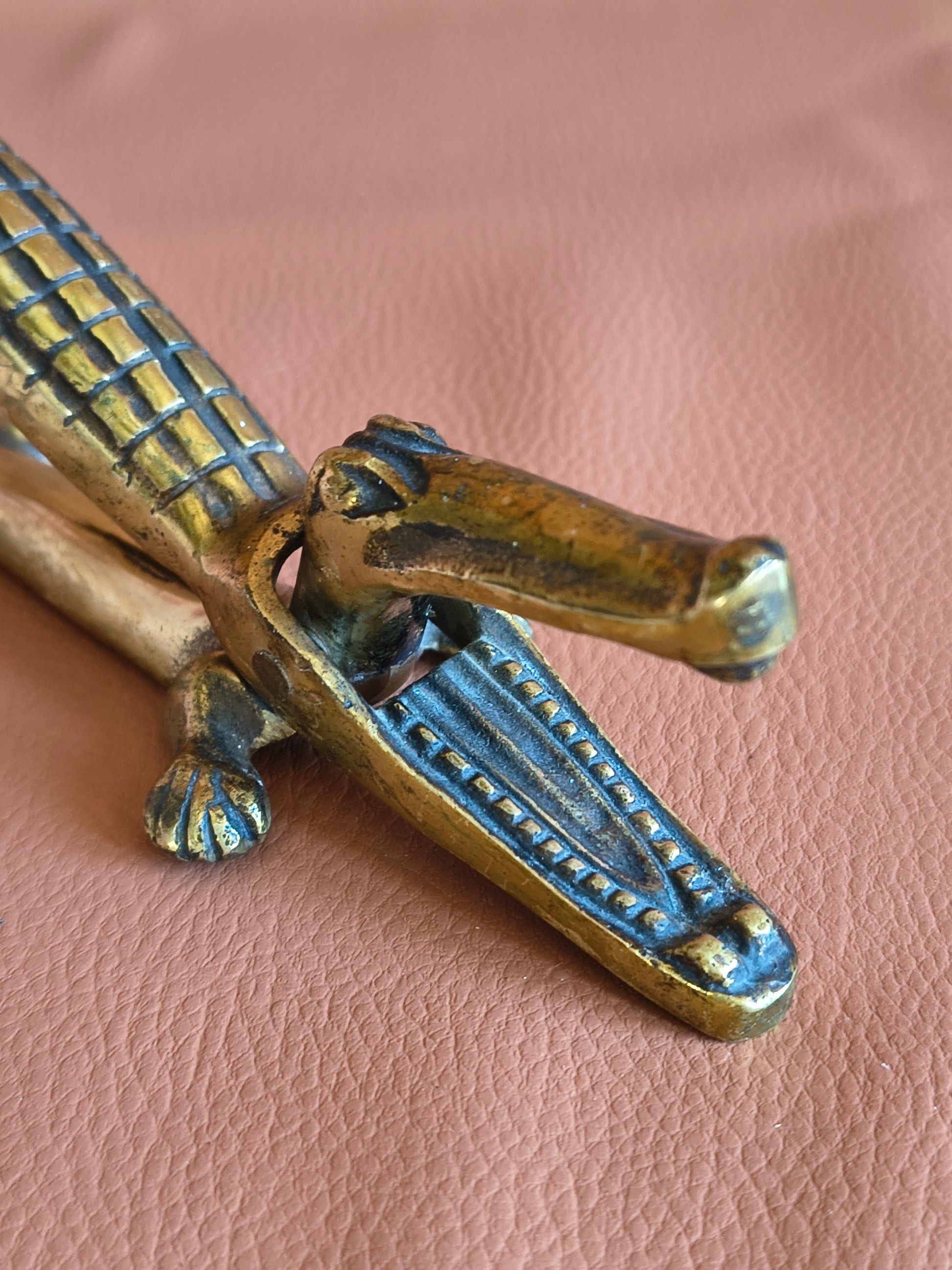 Casse-noix crocodile vintage en laiton doré antique