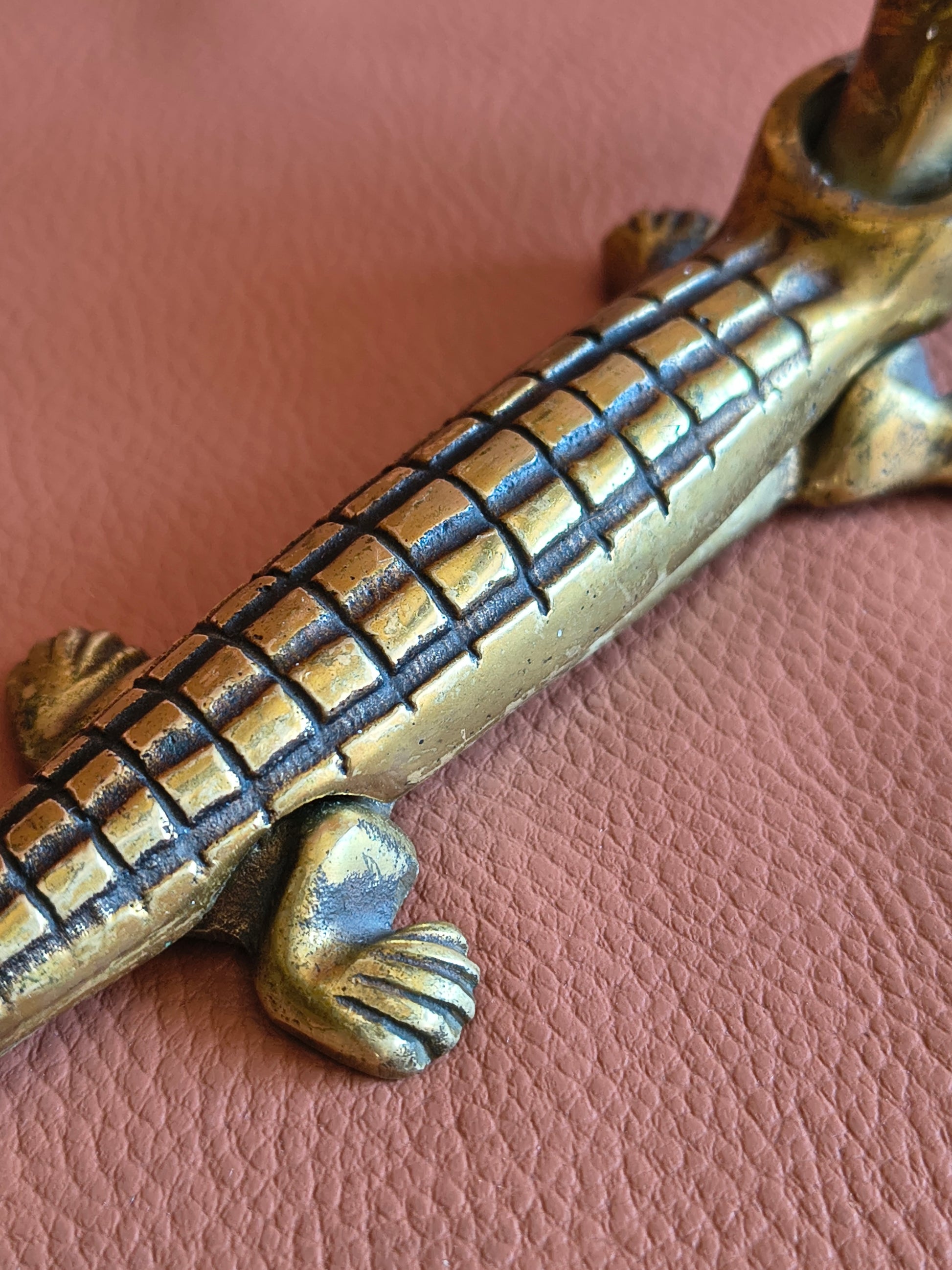 Casse-noix crocodile vintage en laiton doré antique
