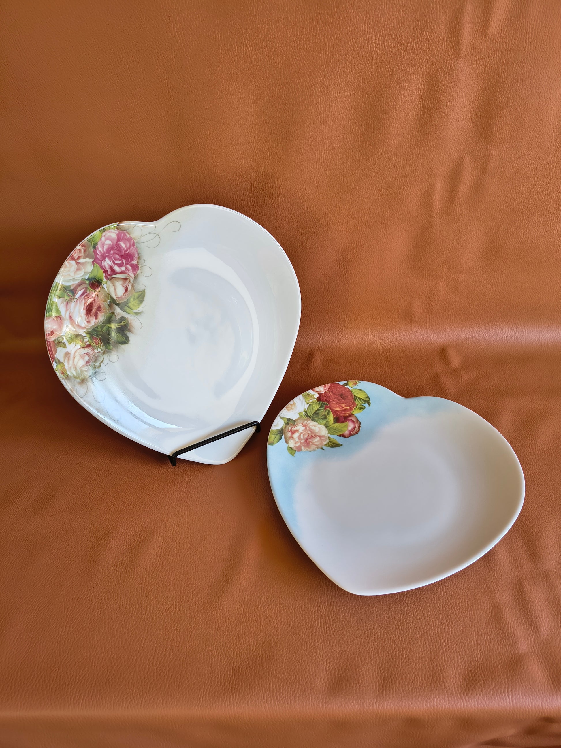 Assiettes coeur en porcelaine de Limoges décor de roses