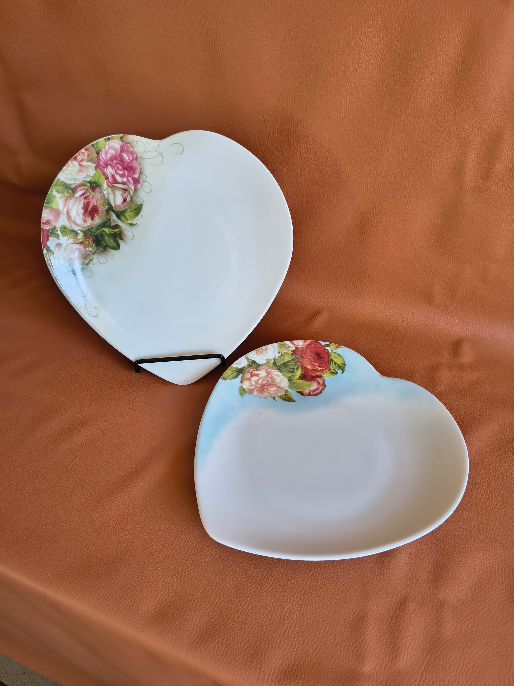 Assiettes coeur en porcelaine de Limoges décor de roses